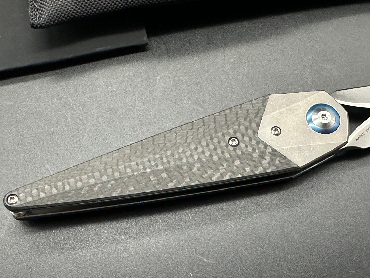 Kizer - Soze Grey Ti Frame & Bolster + Carbon Fiber Handle/Dagger Satin S35VN