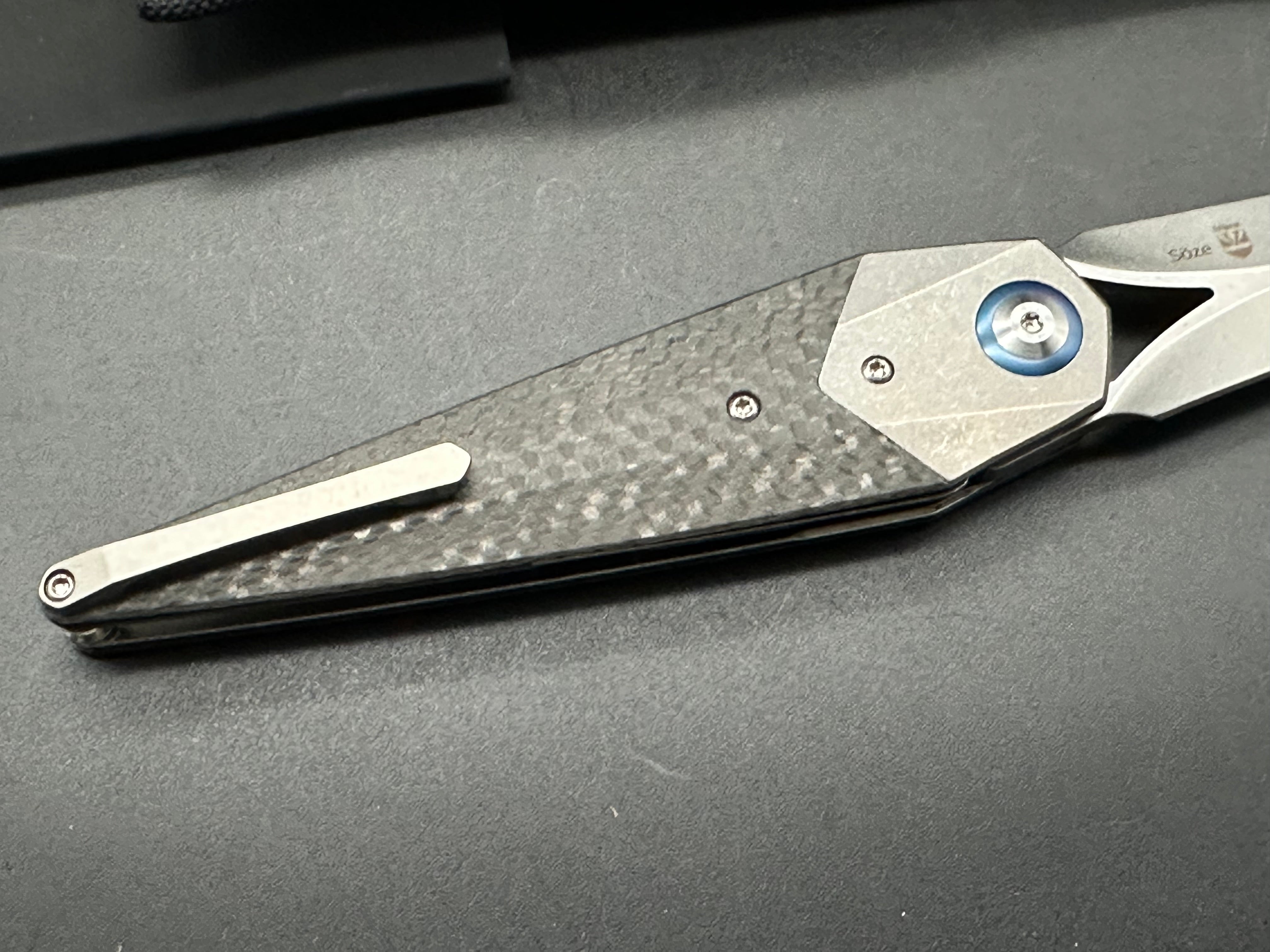 Kizer - Soze Grey Ti Frame & Bolster + Carbon Fiber Handle/Dagger Satin S35VN