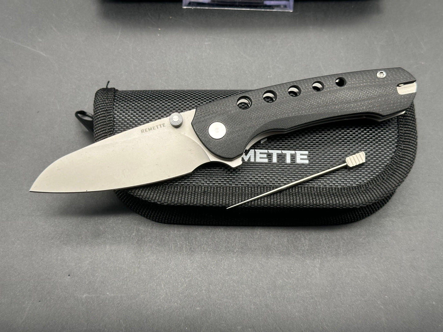 REMETTE BEE FOLDING KNIFE BLACK G10 HANDLE 14C28N DROP POINT PLAIN EDGE SANDBLAST FINISH RTBEE-G