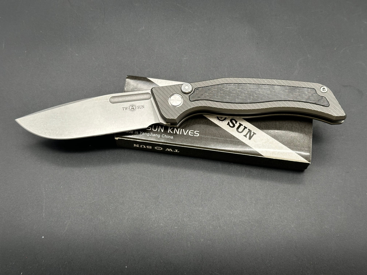 TWOSUN VANDAL TS329 BUTTON LOCK POCKET KNIFE TITANIUM HANDLE W/CARBON FIBER M390 BLADE