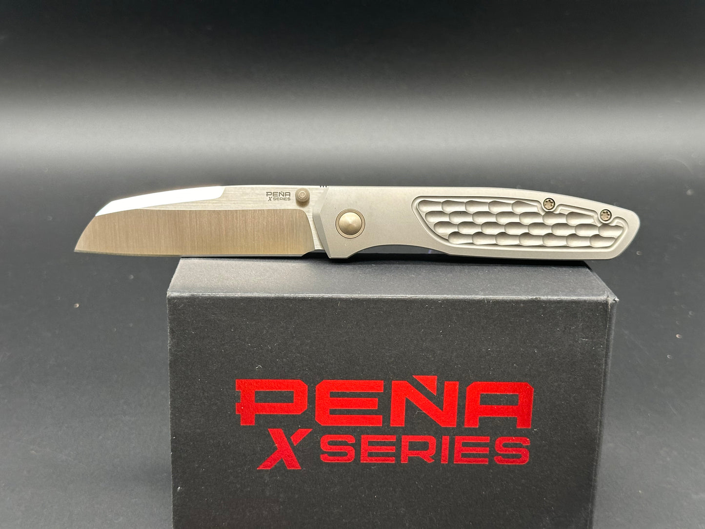 Peña Bravo 1 jigged titanium handle w/M390 blade