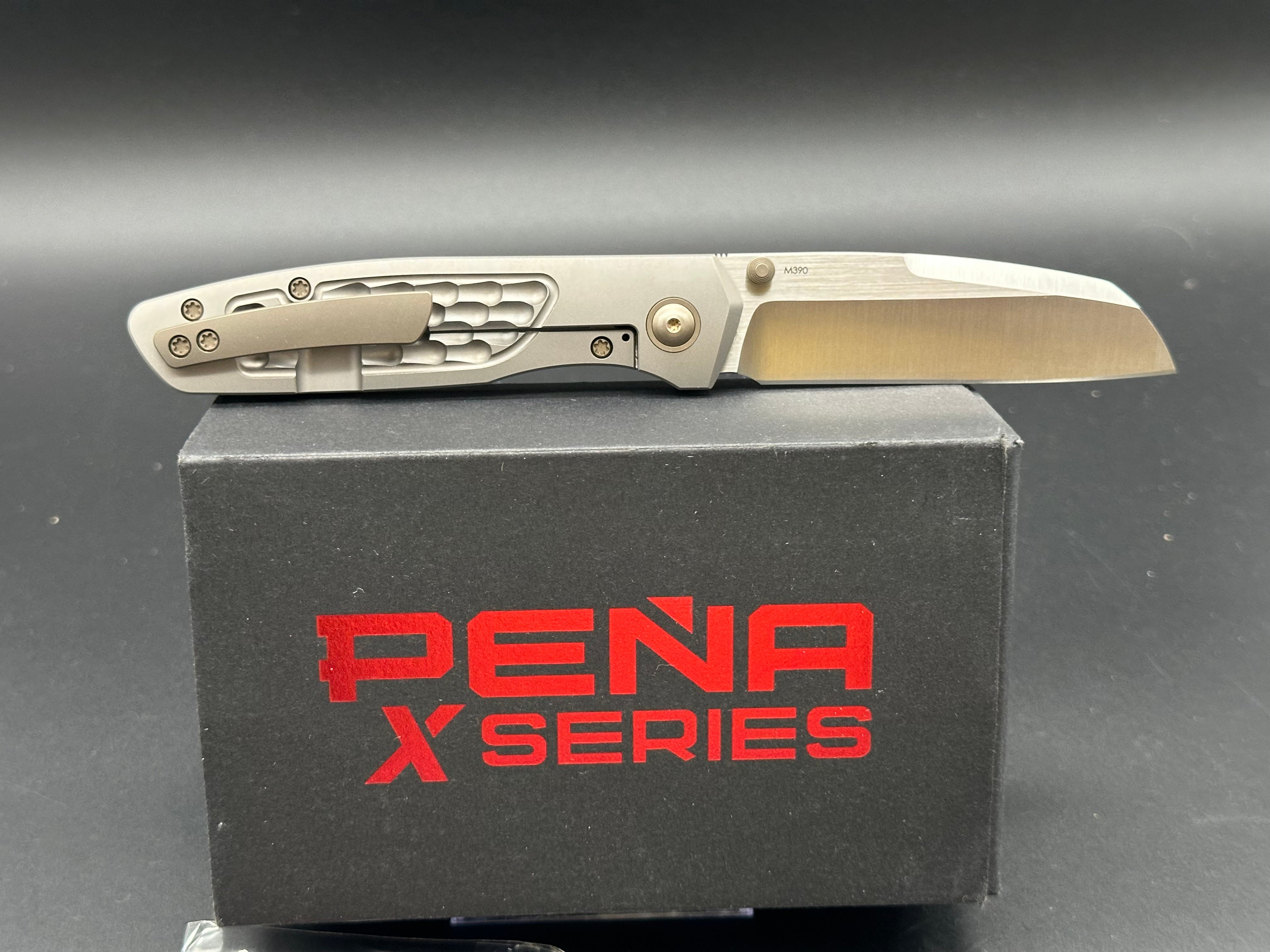 Peña Bravo 1 jigged titanium handle w/M390 blade