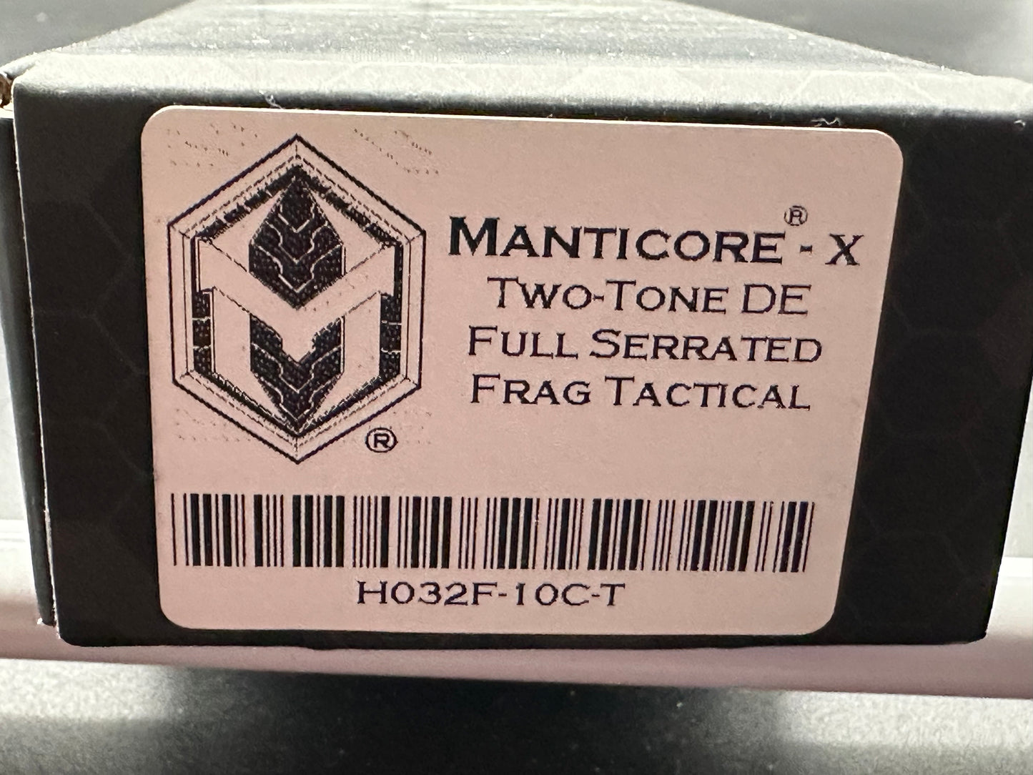 Heretic Manticore-X Black frag handle w/Magnacut blade