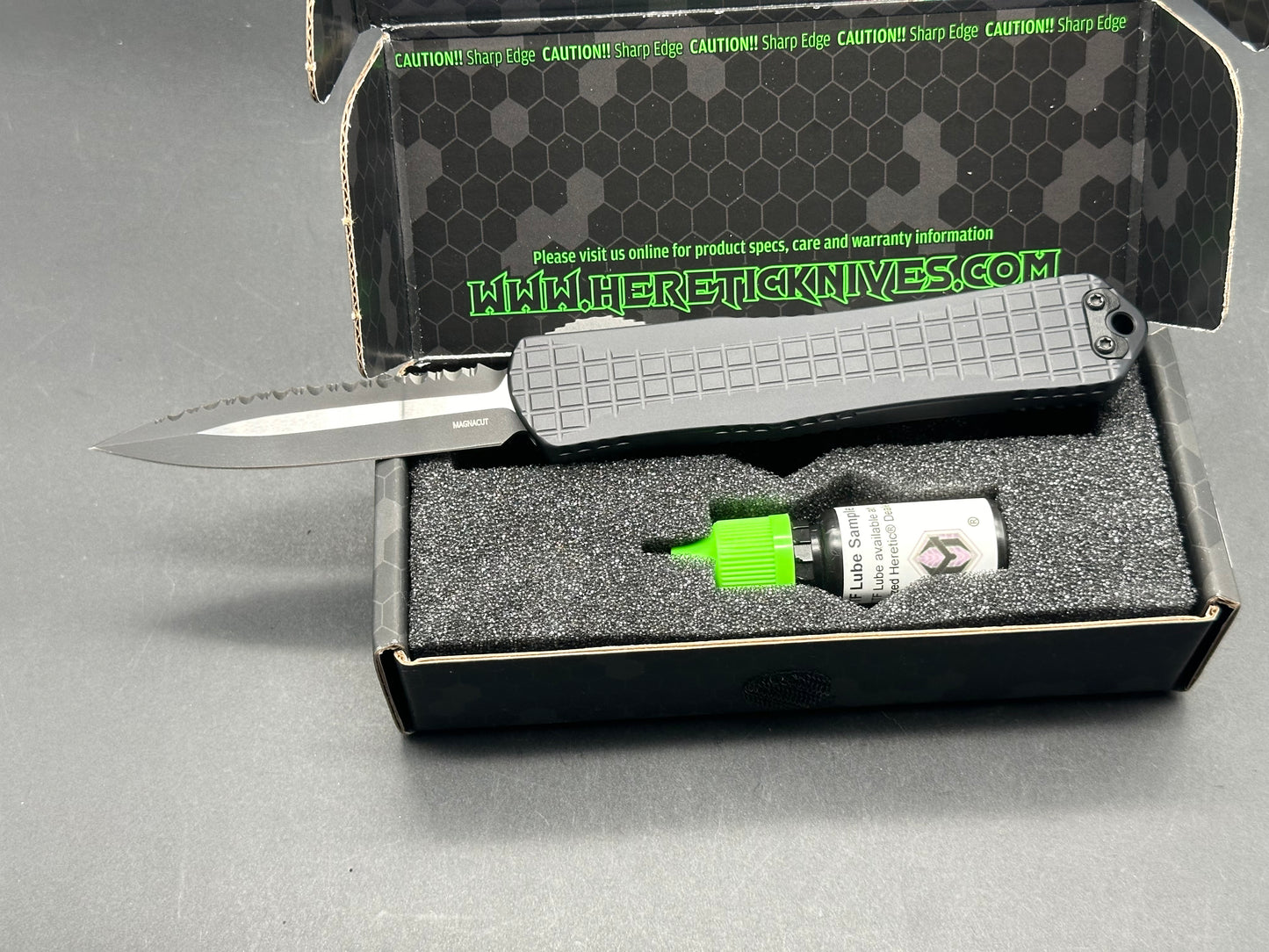 Heretic Manticore-X Black frag handle w/Magnacut blade