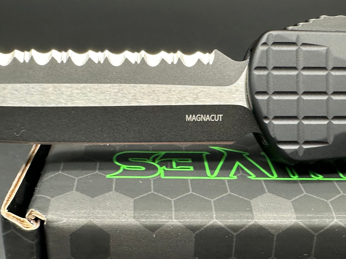 Heretic Manticore-X Black frag handle w/Magnacut blade