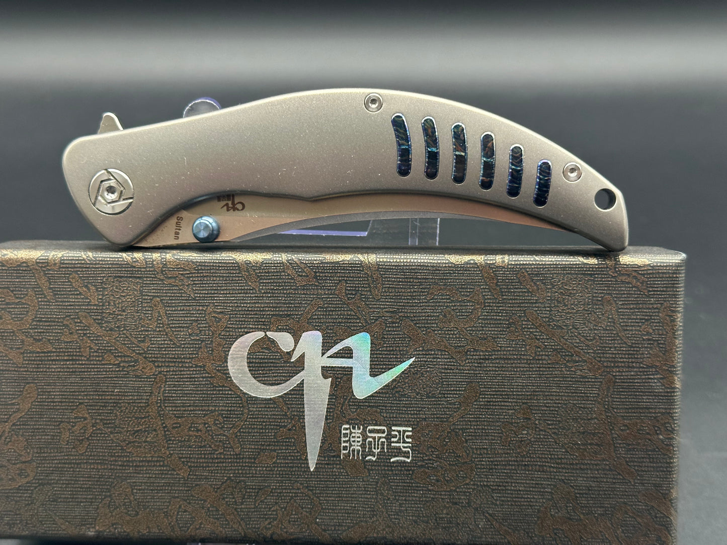 CH KNIVES SULTAN FOLDING KNIFE GRAY TITANIUM HANDLE S35VN PLAIN EDGE