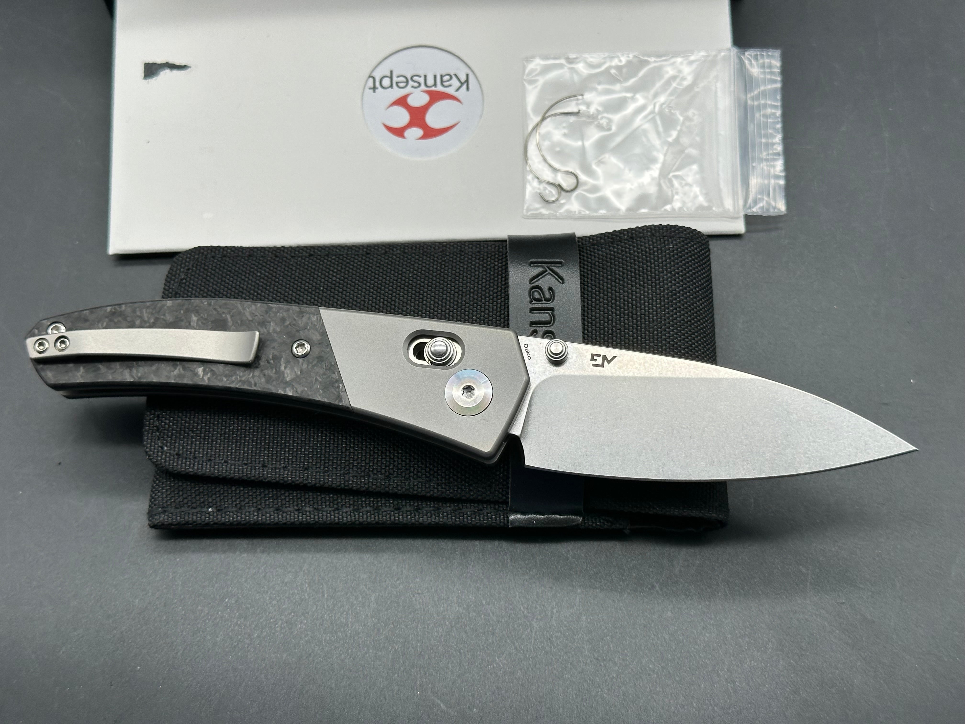 KANSEPT DAKO TITANIUM/SHRED CARBON FIBER HANDLE S35VN PLAIN EDGE STONEWASH FINISH
