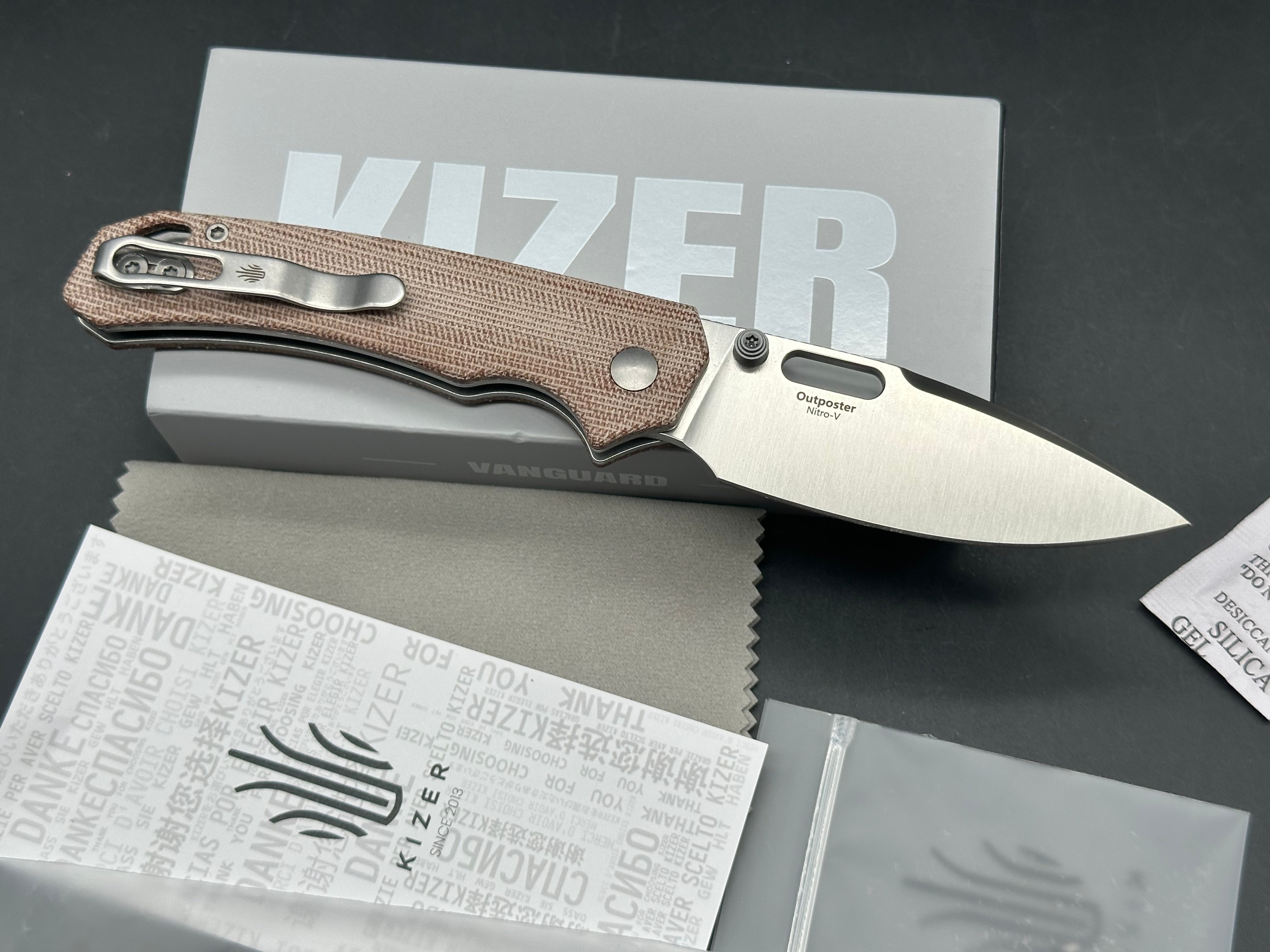 KIZER OUTPOSTER BROWN MICARTA HANDLE NITRO-V DROP POINT PLAIN EDGE