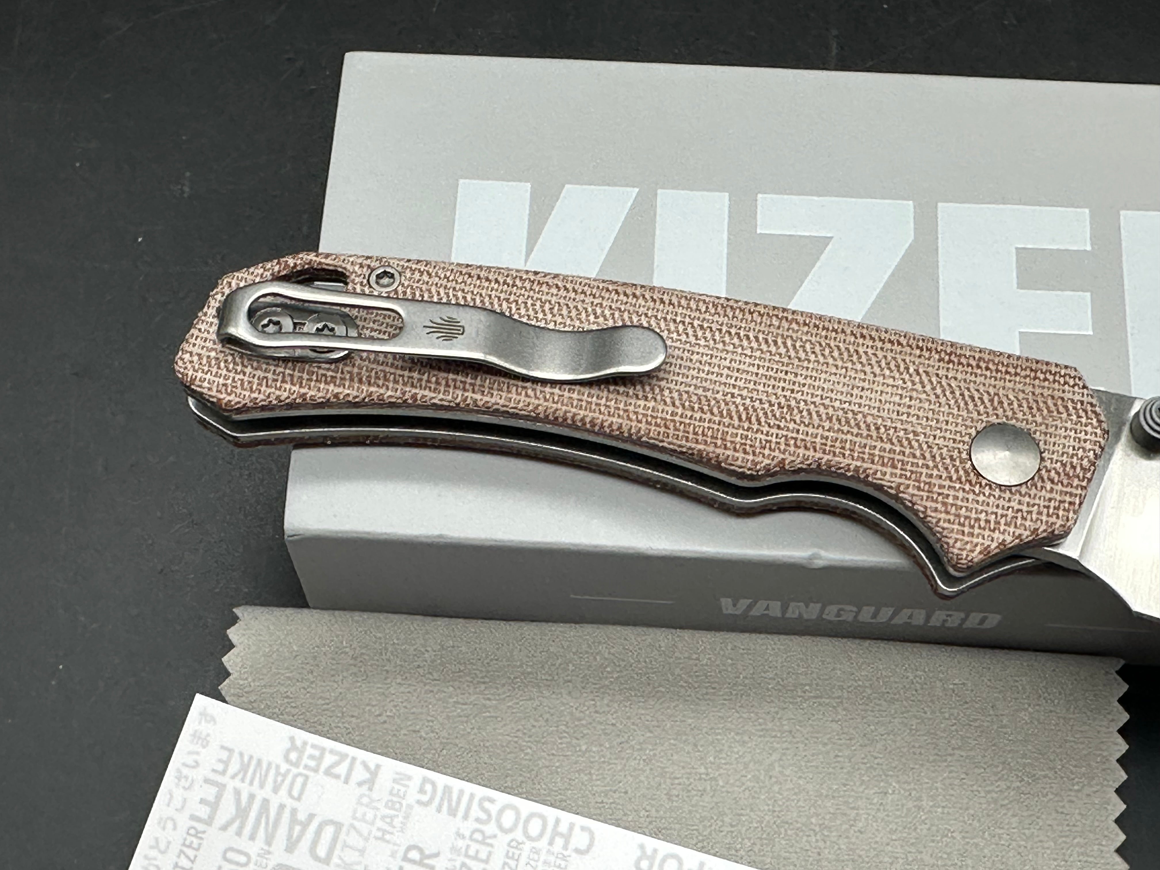 KIZER OUTPOSTER BROWN MICARTA HANDLE NITRO-V DROP POINT PLAIN EDGE