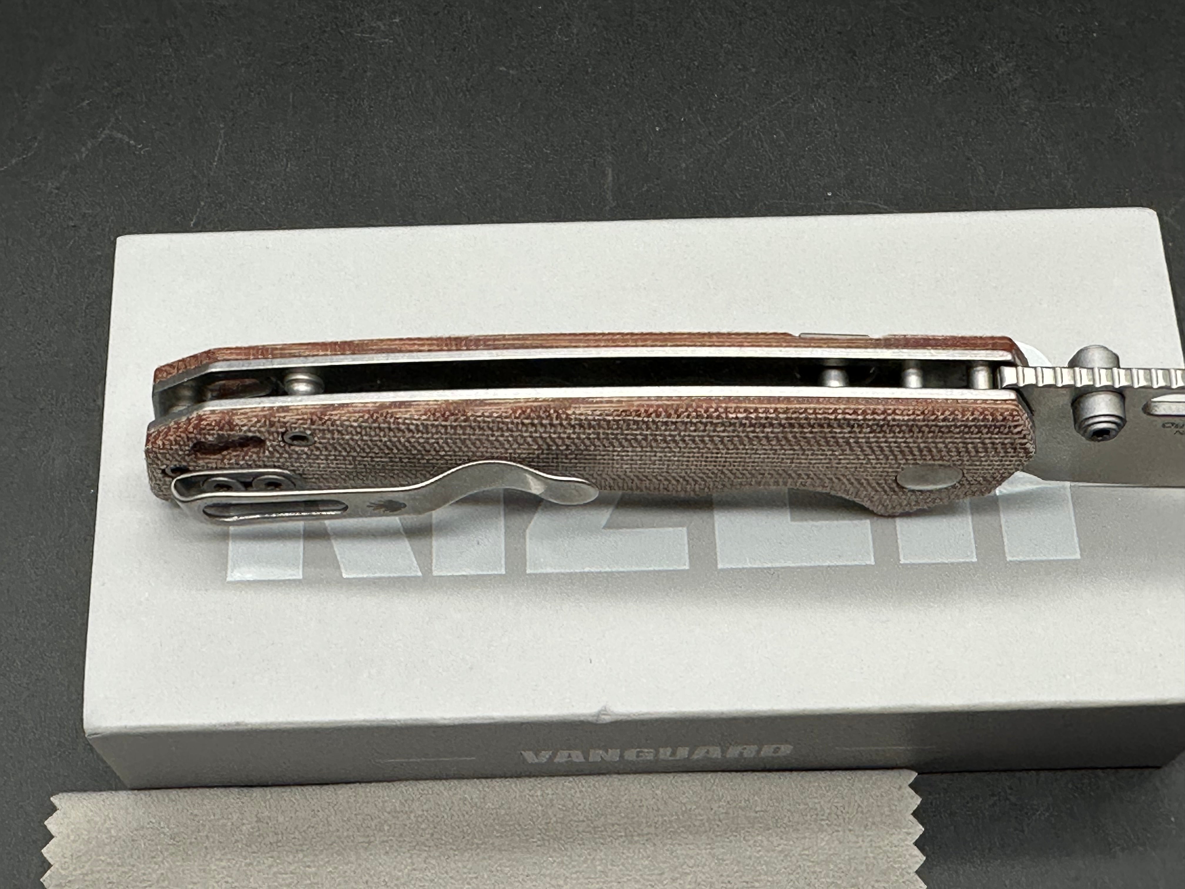 KIZER OUTPOSTER BROWN MICARTA HANDLE NITRO-V DROP POINT PLAIN EDGE