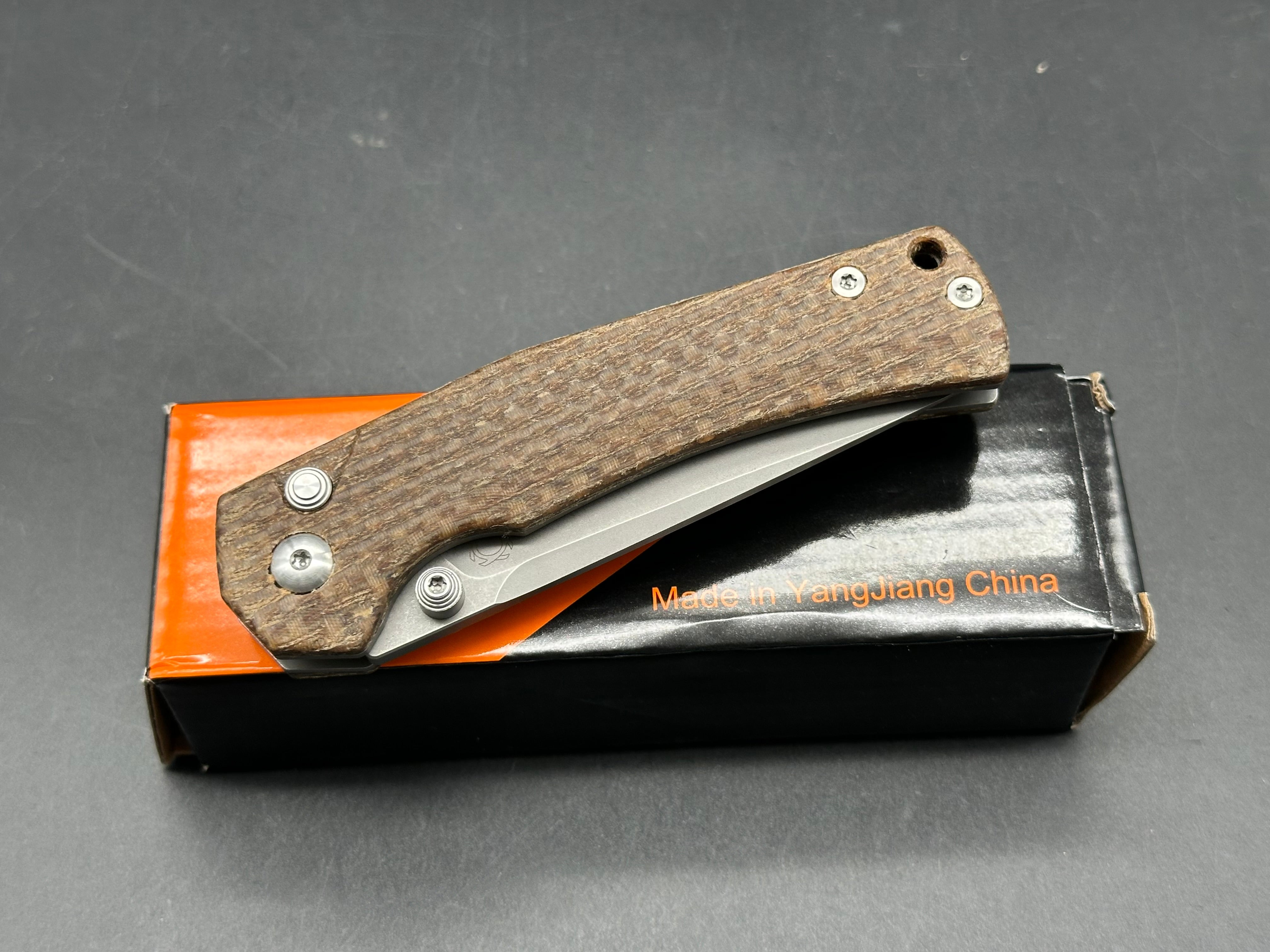 Sixleaf SL-18 Rattlesnake design, button lock, micarta scales, D2 blade