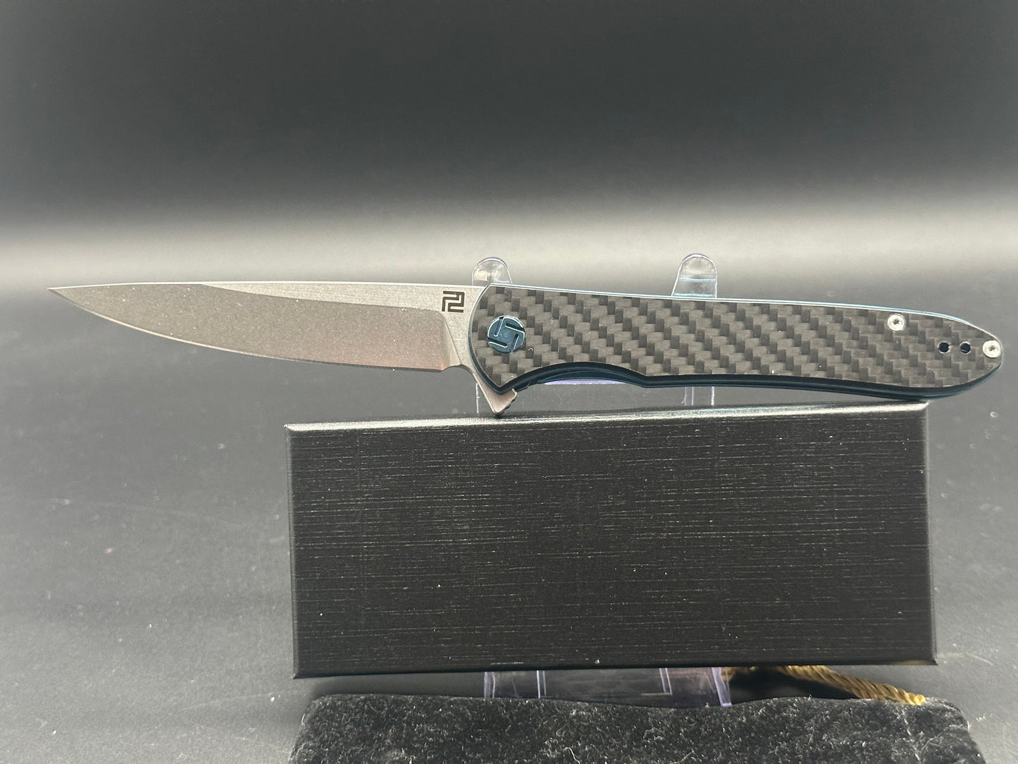 Artisan Cutlery Shark Carbon Fiber/G10 handle w/S35VN blade