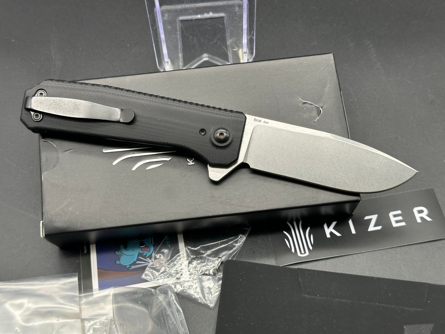 KIZER BRAT BUTTON LOCK FOLDING KNIFE BLACK G10 HANDLE 154CM PLAIN EDGE