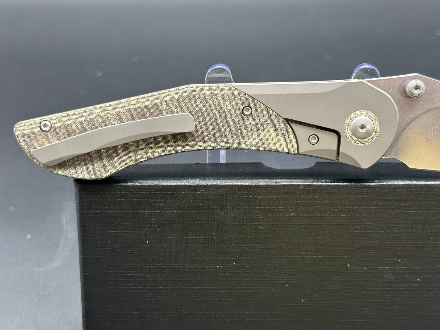 KIZER MYSTIC PAUL MUNKO POCKET KNIFE TITANIUM & MICARTA HANDLE REX45 STEEL