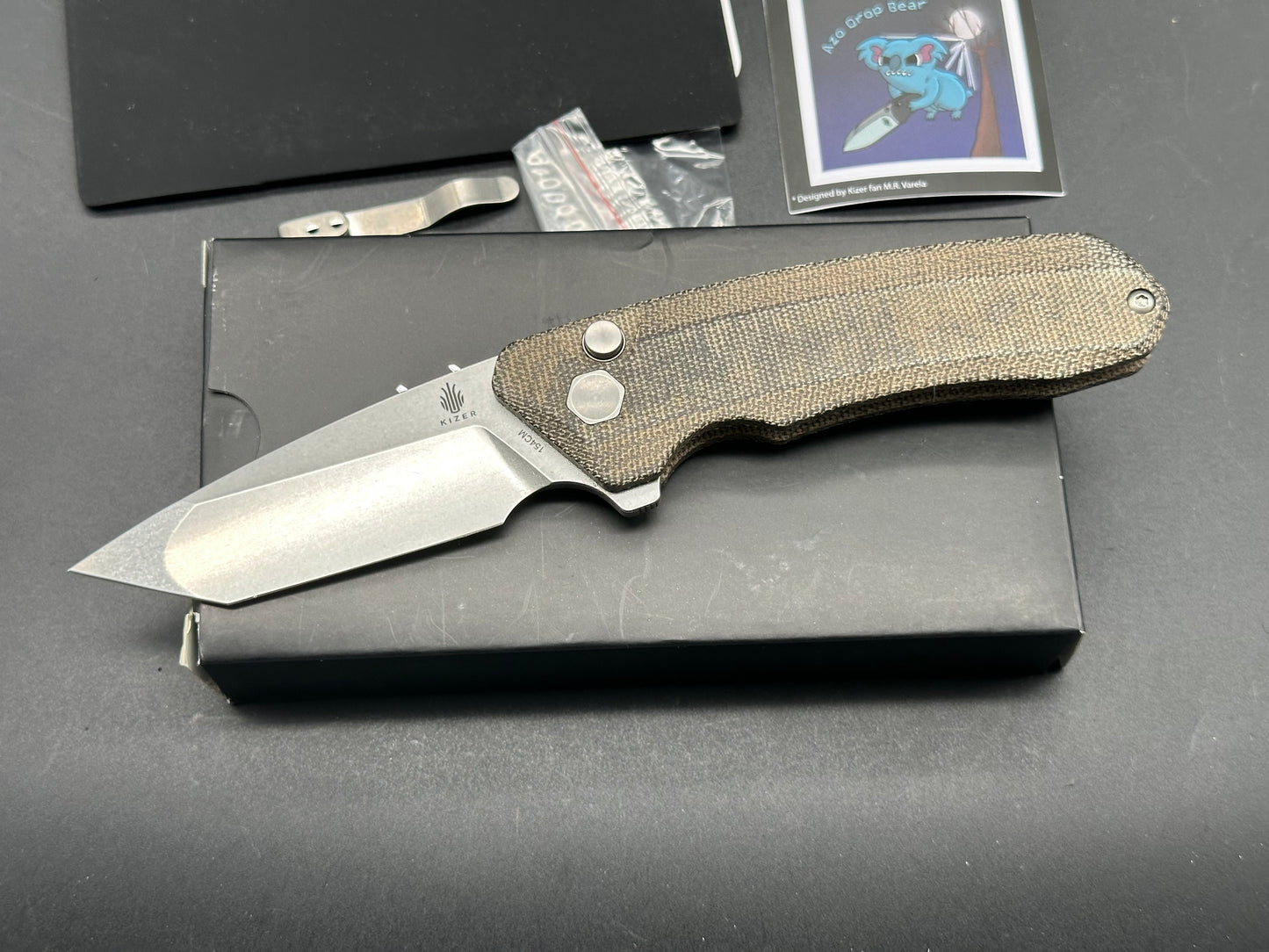 KIZER MAD BUTTON LOCK FOLDING KNIFE GREEN MICARTA HANDLE 154CM TANTO PLAIN EDGE STOEWASH FINISH