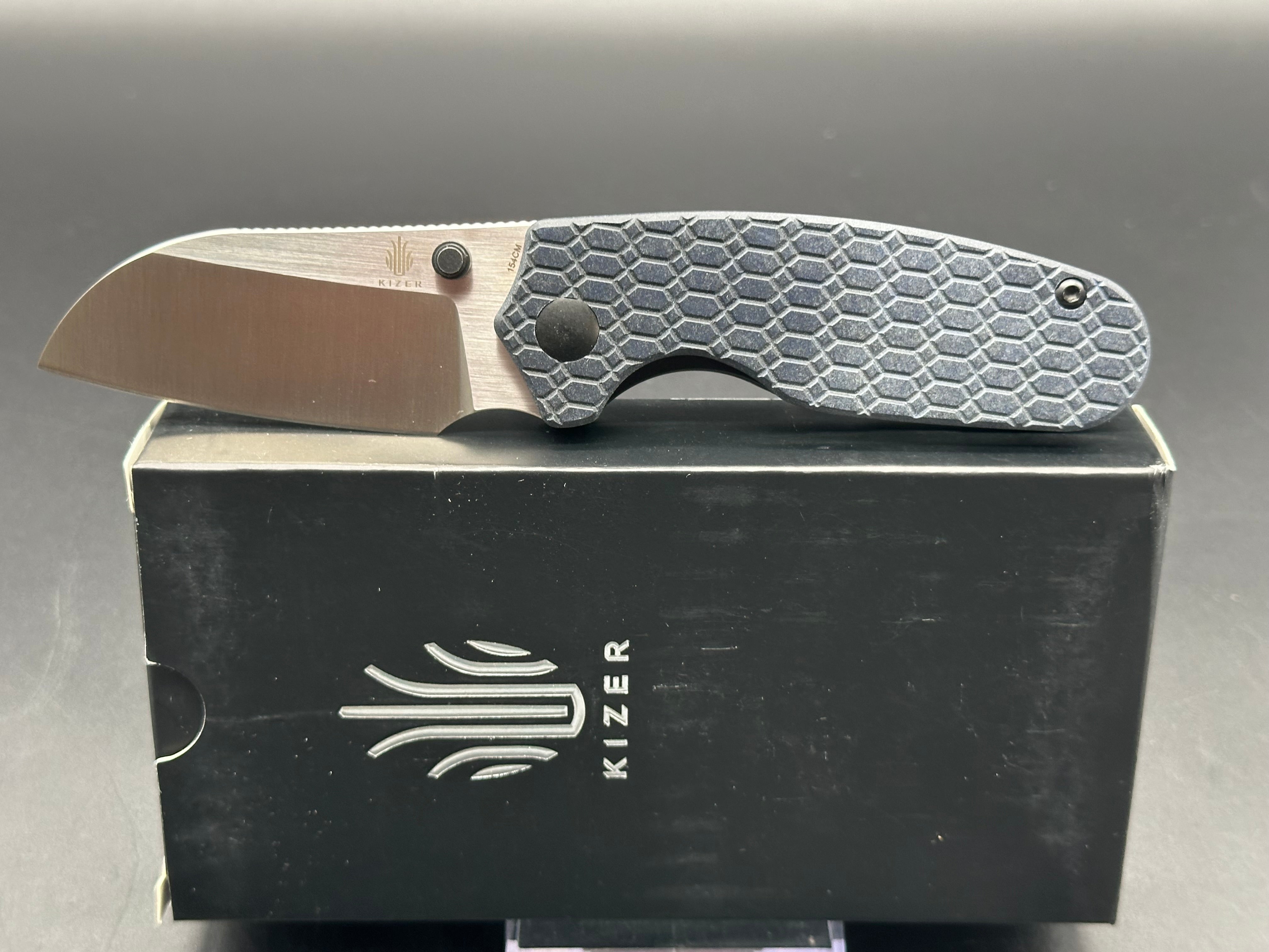 KIZER TOWSER S FOLDING KNIFE BLUE RICHLITE HANDLE 154CM PLAIN EDGE