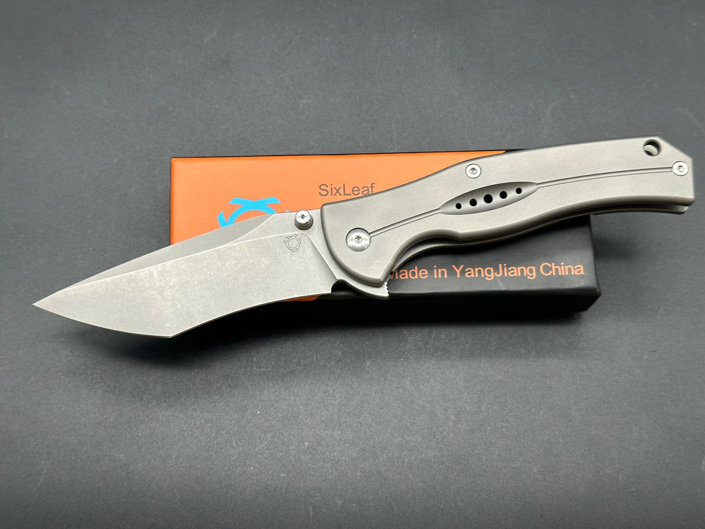 SIXLEAF FLIPPER FOLDING KNIFE GRAY TITANIUM HANDLE D2 PLAIN EDGE SL-17