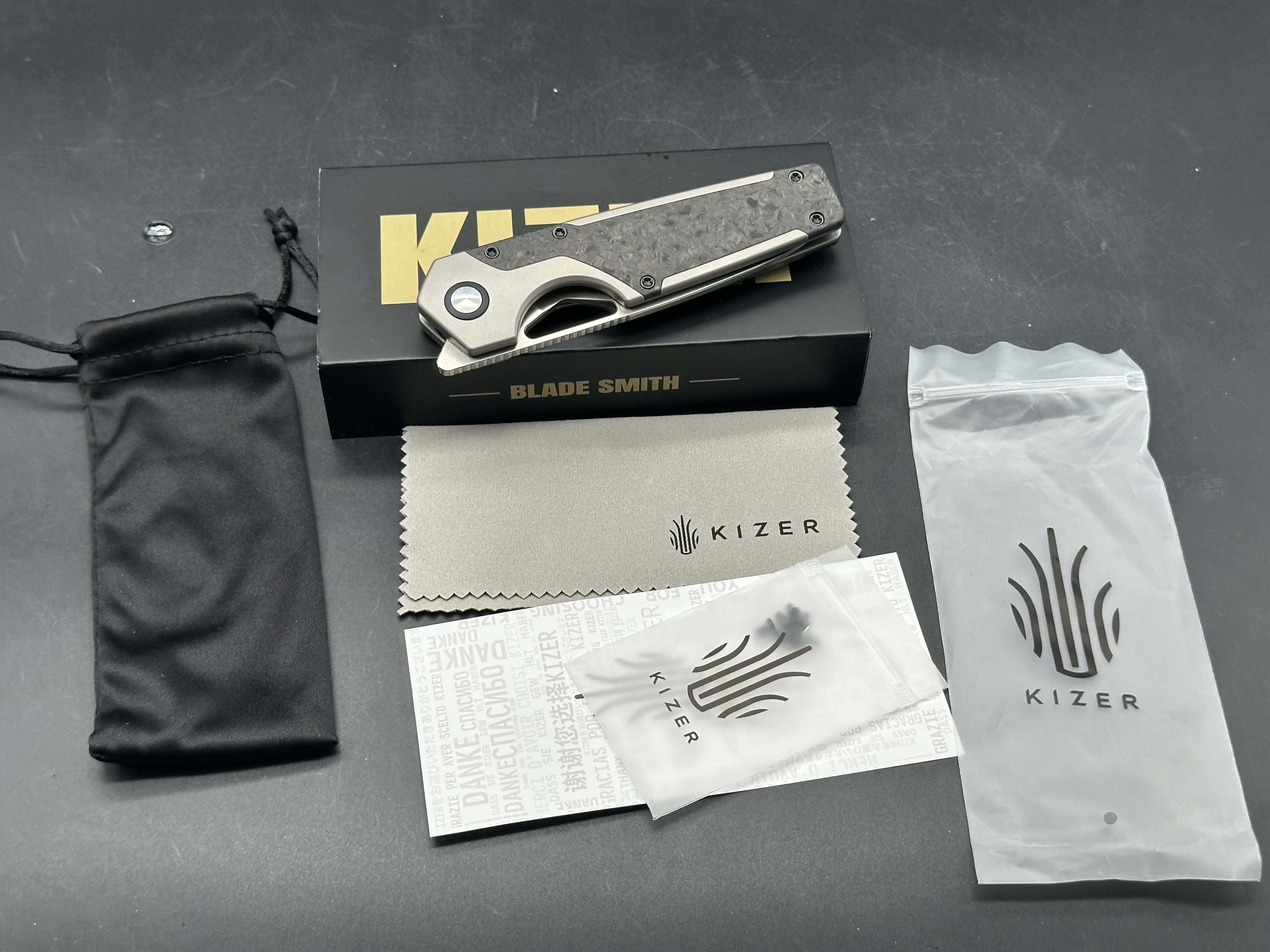 KIZER SERPENTINE SILVER/BLACK TITANIUM/CARBON FIBER HANDLE ELMAX DROP POINT
