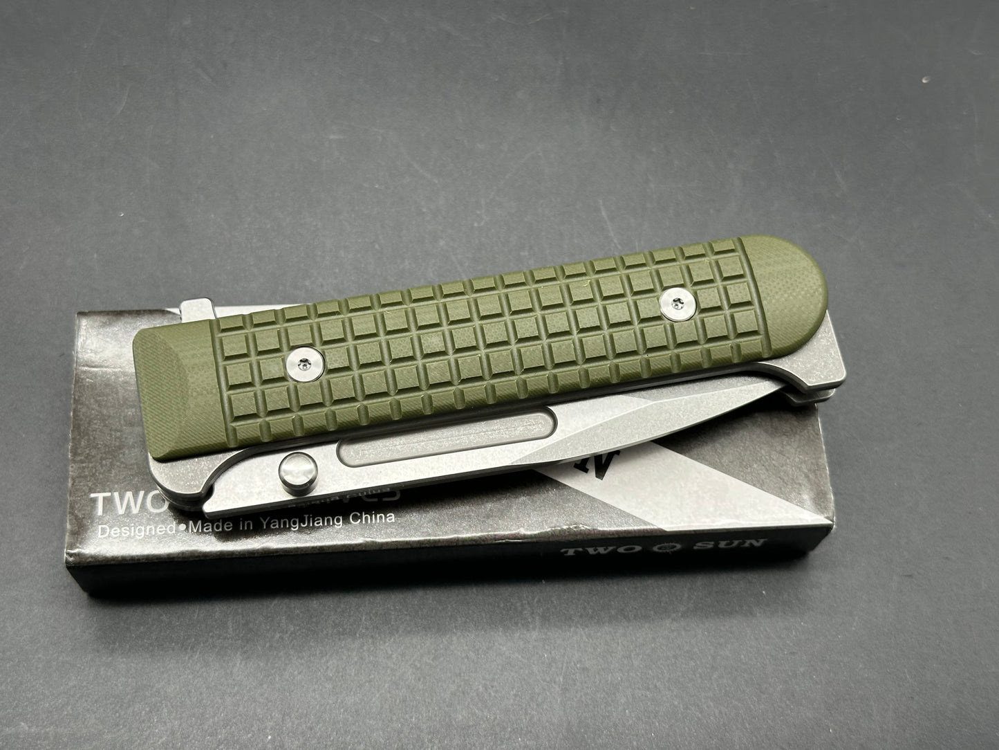 TS394 Wong design, green G10 scales, titanium liners, D2 blade