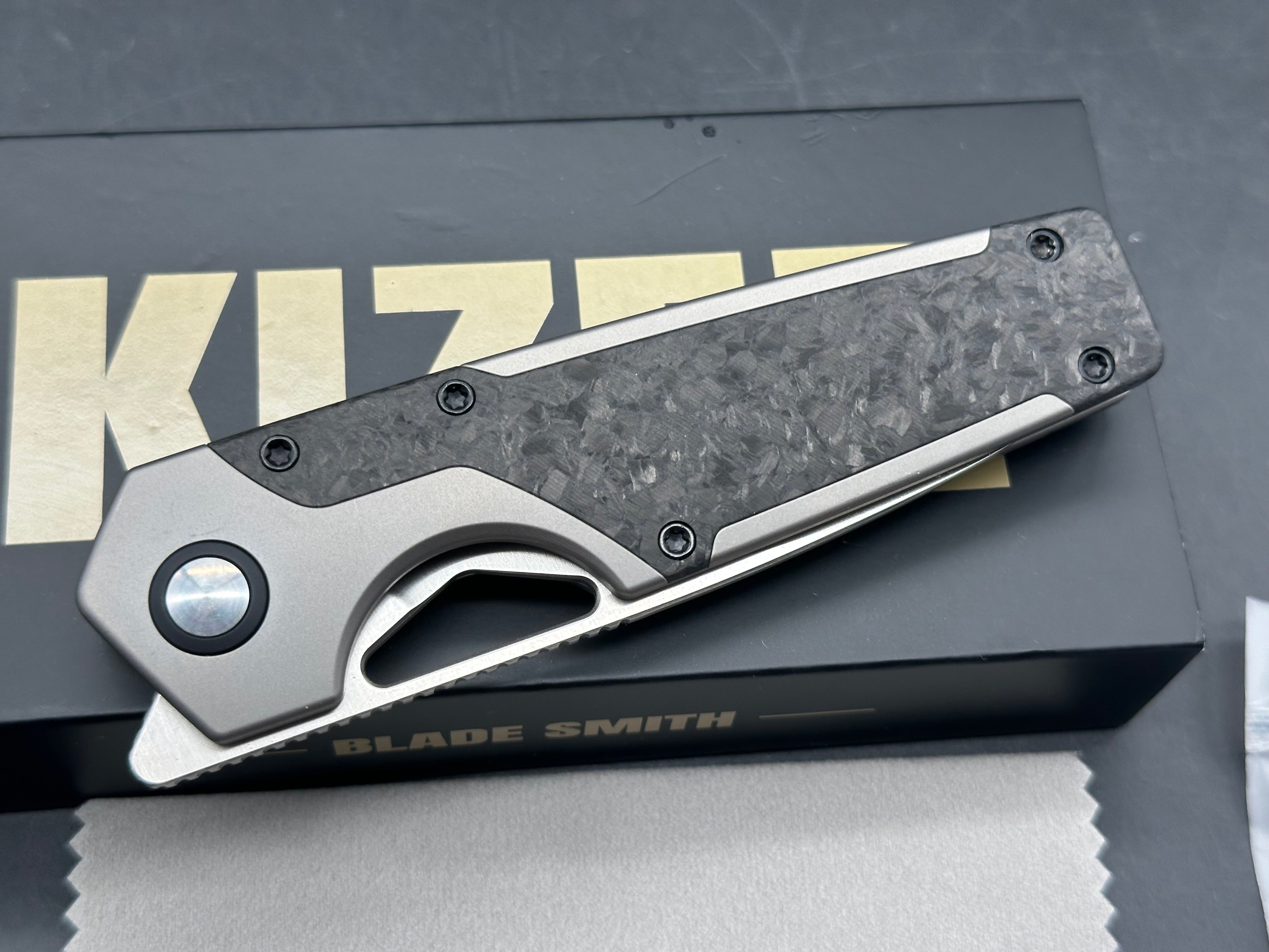 KIZER SERPENTINE SILVER/BLACK TITANIUM/CARBON FIBER HANDLE ELMAX DROP POINT