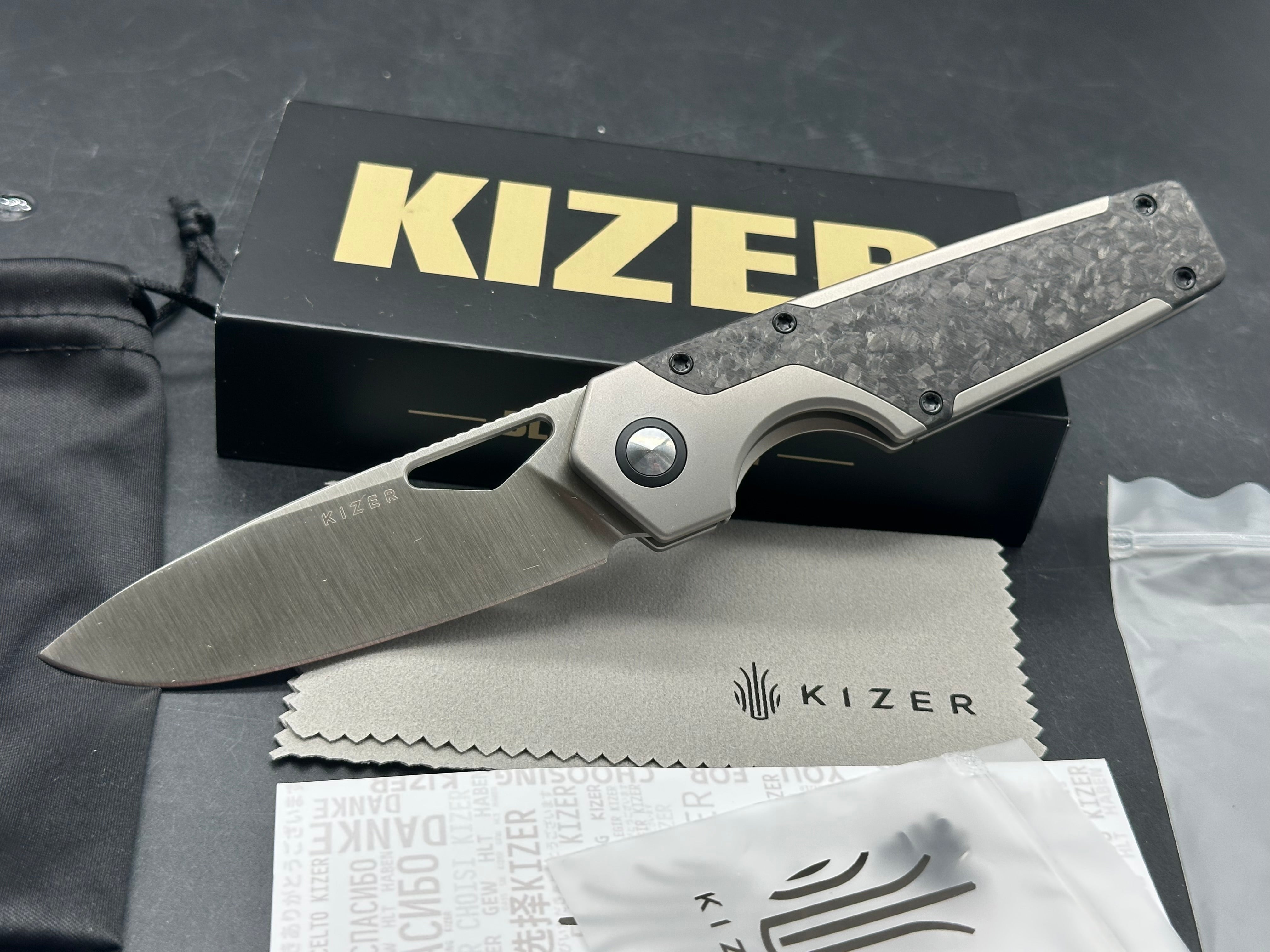 KIZER SERPENTINE SILVER/BLACK TITANIUM/CARBON FIBER HANDLE ELMAX DROP POINT