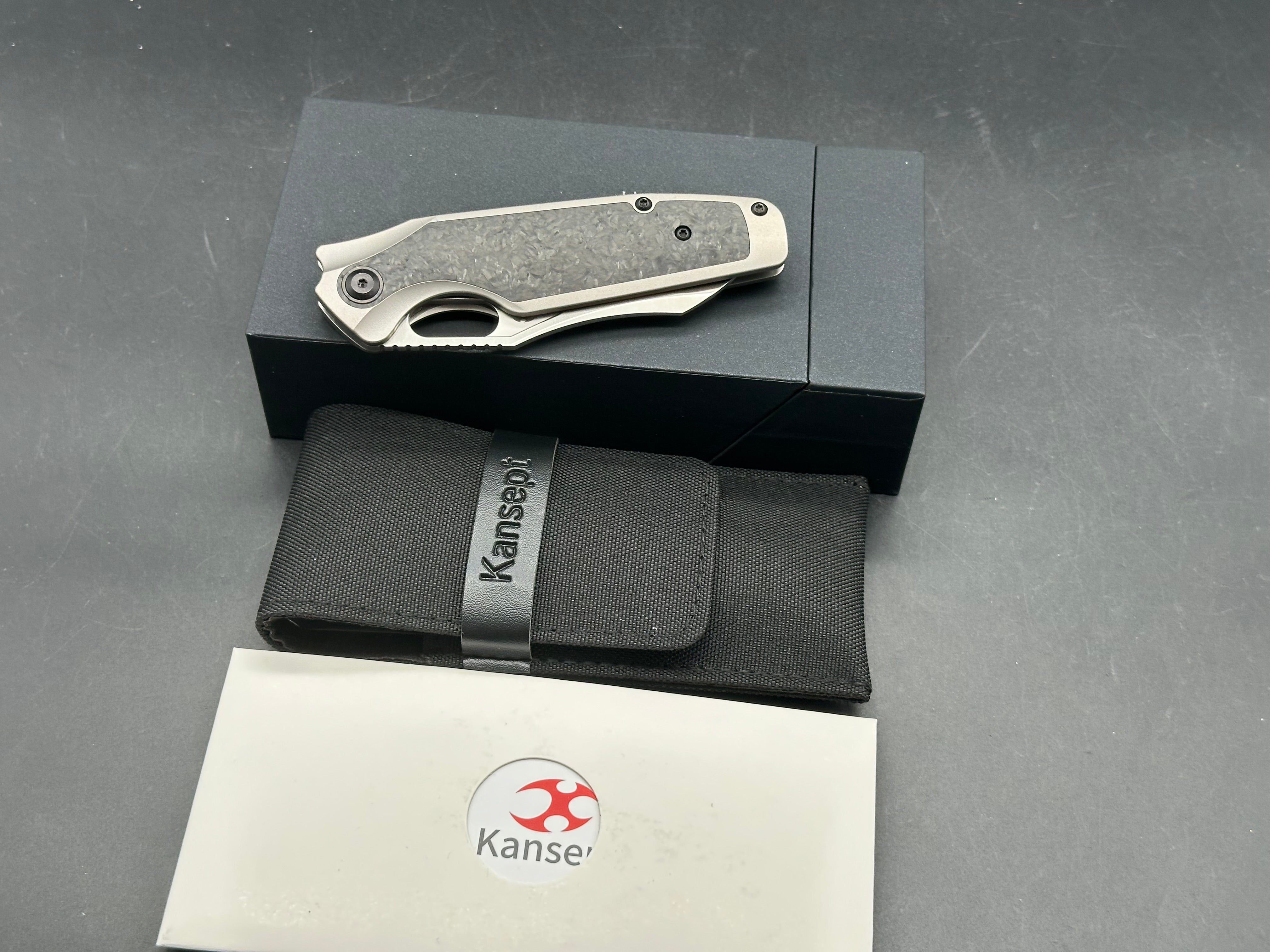 KANSEPT TUCKAMORE FOLDING KNIFE TITANIUM/SHRED CARBON FIBER HANDLE 20CV PLAIN EDGE SATIN FINISH