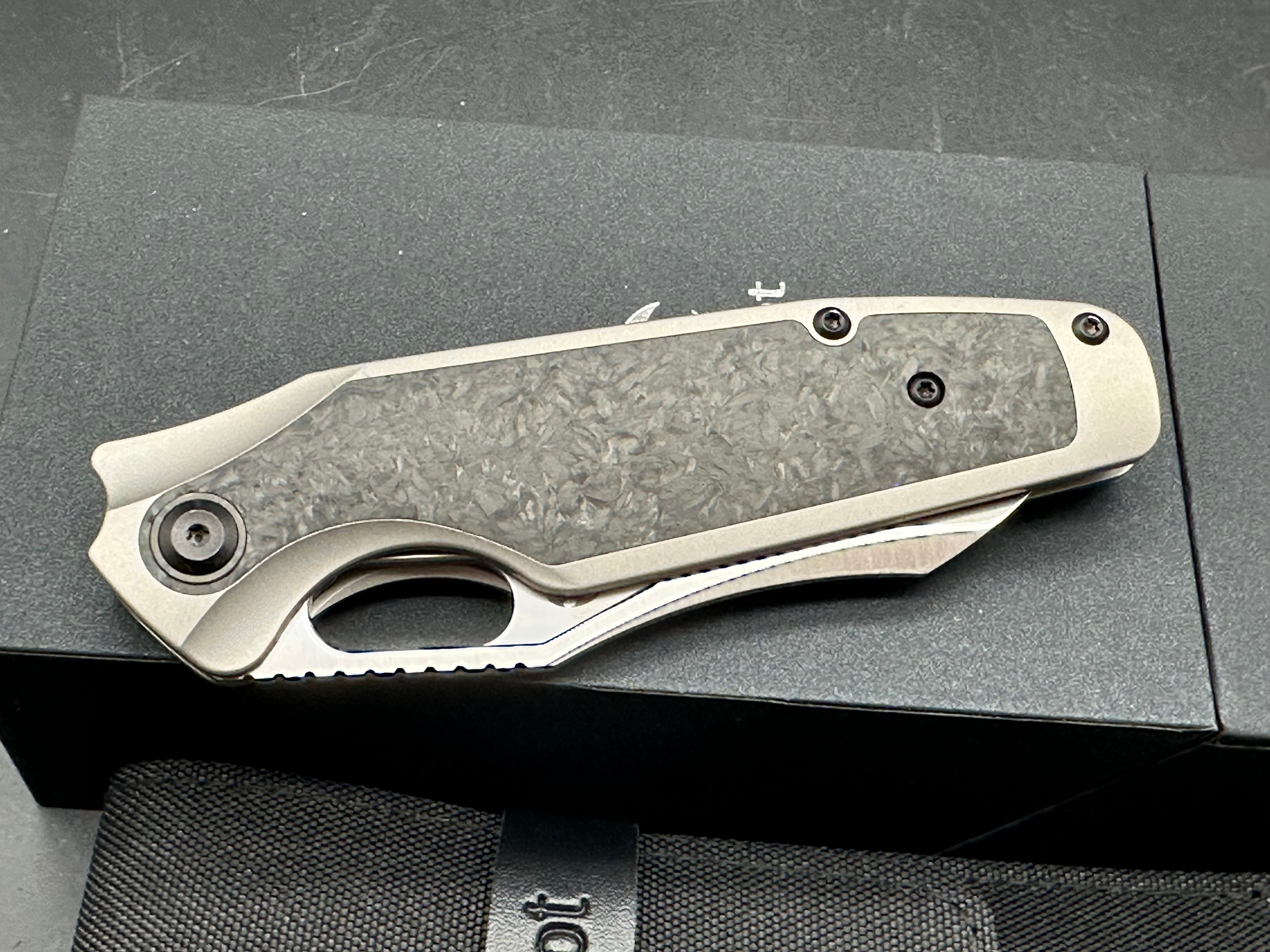 KANSEPT TUCKAMORE FOLDING KNIFE TITANIUM/SHRED CARBON FIBER HANDLE 20CV PLAIN EDGE SATIN FINISH