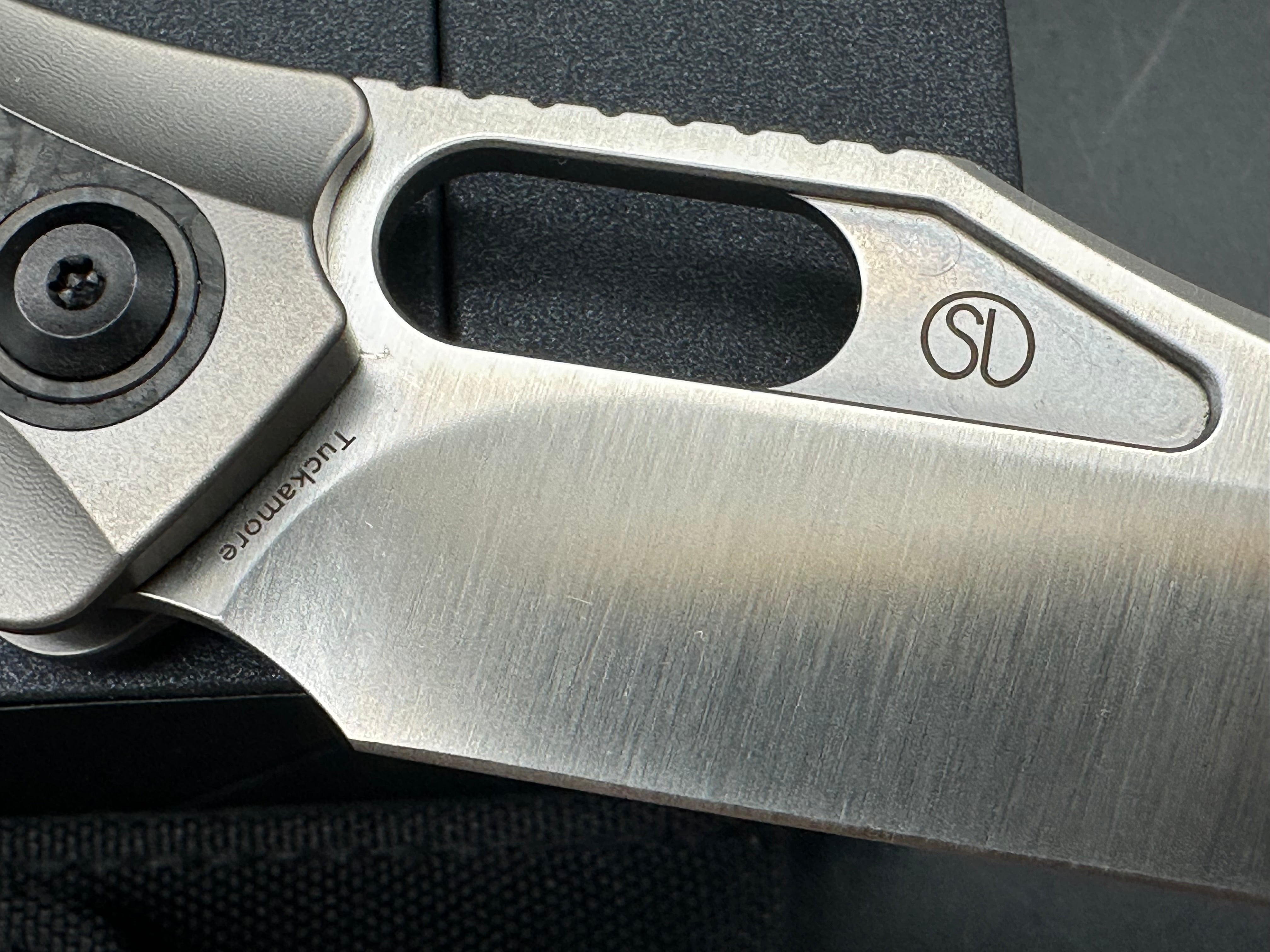 KANSEPT TUCKAMORE FOLDING KNIFE TITANIUM/SHRED CARBON FIBER HANDLE 20CV PLAIN EDGE SATIN FINISH