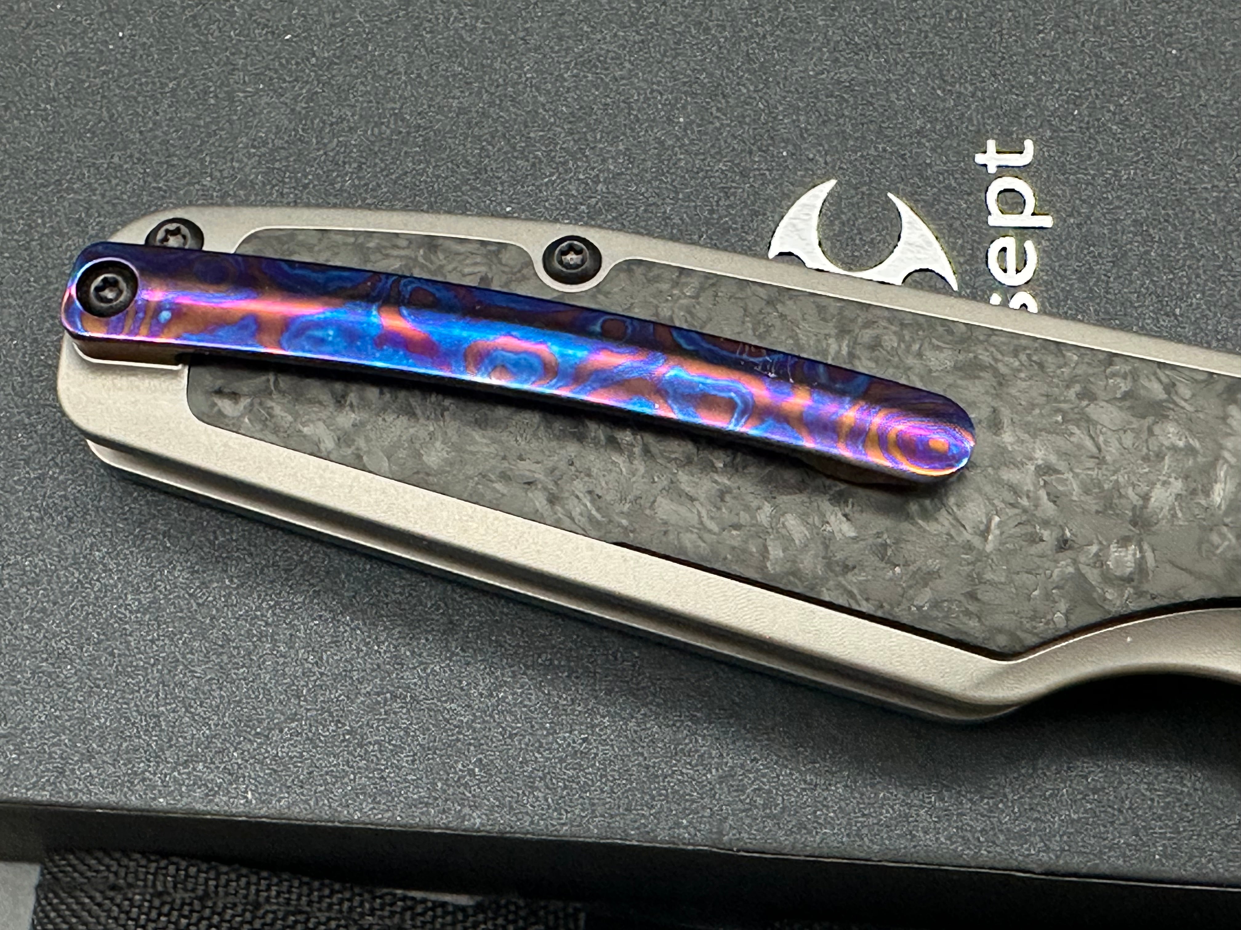 KANSEPT TUCKAMORE FOLDING KNIFE TITANIUM/SHRED CARBON FIBER HANDLE 20CV PLAIN EDGE SATIN FINISH