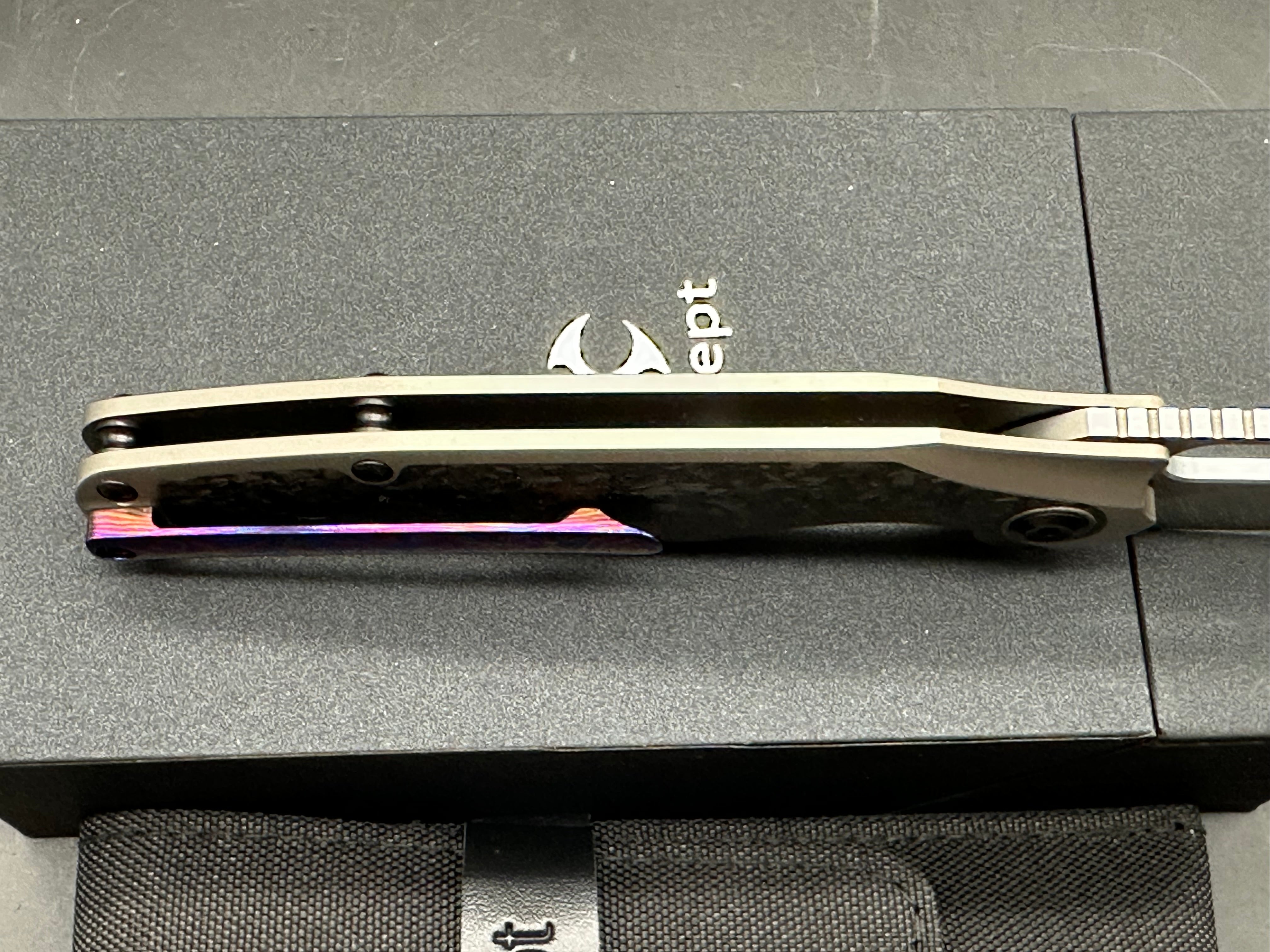 KANSEPT TUCKAMORE FOLDING KNIFE TITANIUM/SHRED CARBON FIBER HANDLE 20CV PLAIN EDGE SATIN FINISH
