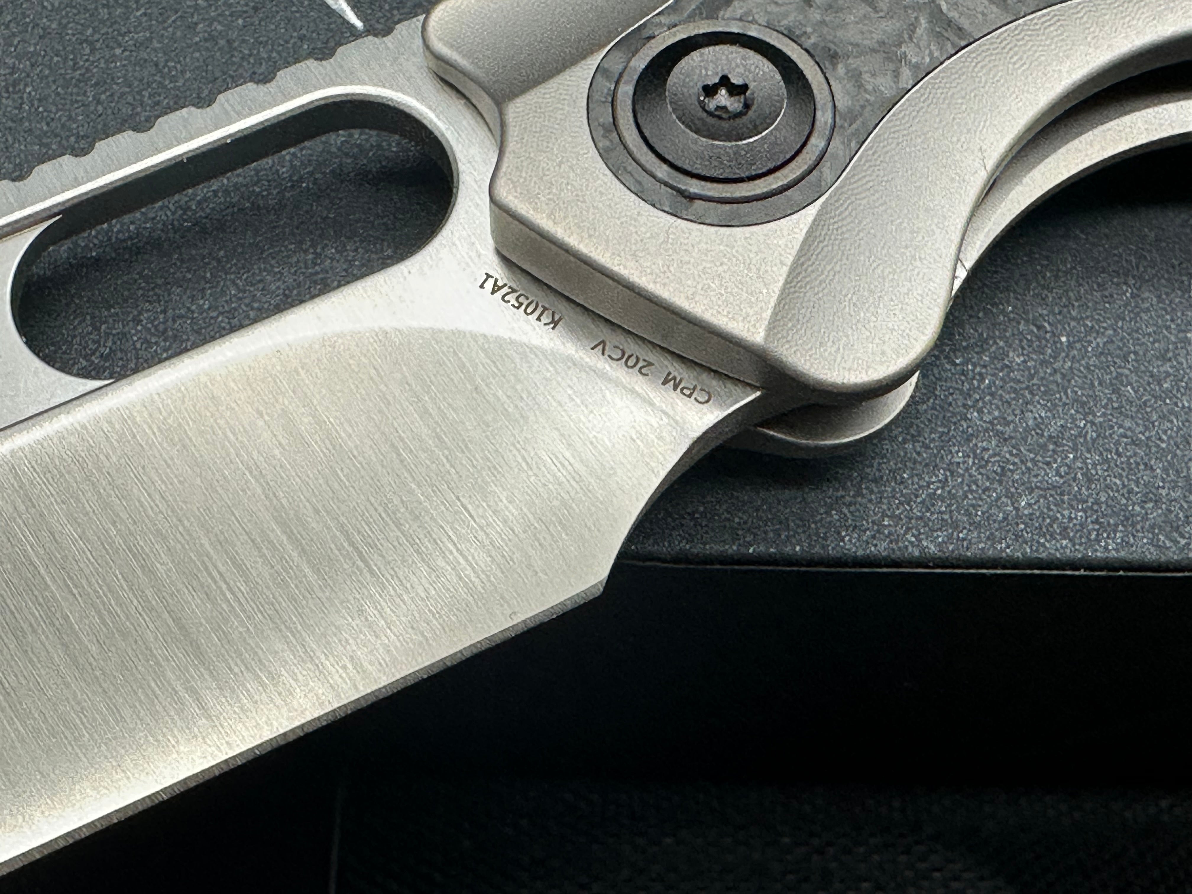 KANSEPT TUCKAMORE FOLDING KNIFE TITANIUM/SHRED CARBON FIBER HANDLE 20CV PLAIN EDGE SATIN FINISH