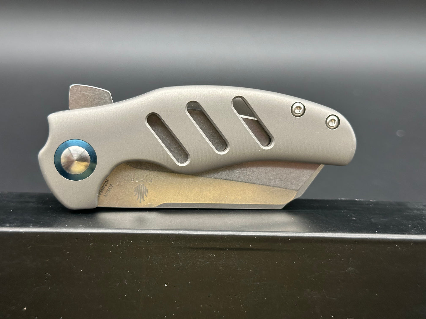 KIZER MINI SHEEPDOG FLIPPER KNIFE GRAY TITANIUM HANDLE PLAIN S35VN