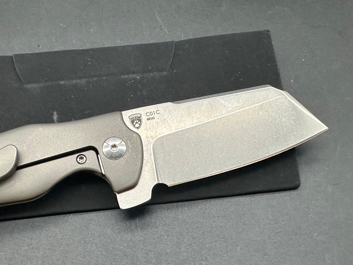 KIZER MINI SHEEPDOG FLIPPER KNIFE GRAY TITANIUM HANDLE PLAIN S35VN