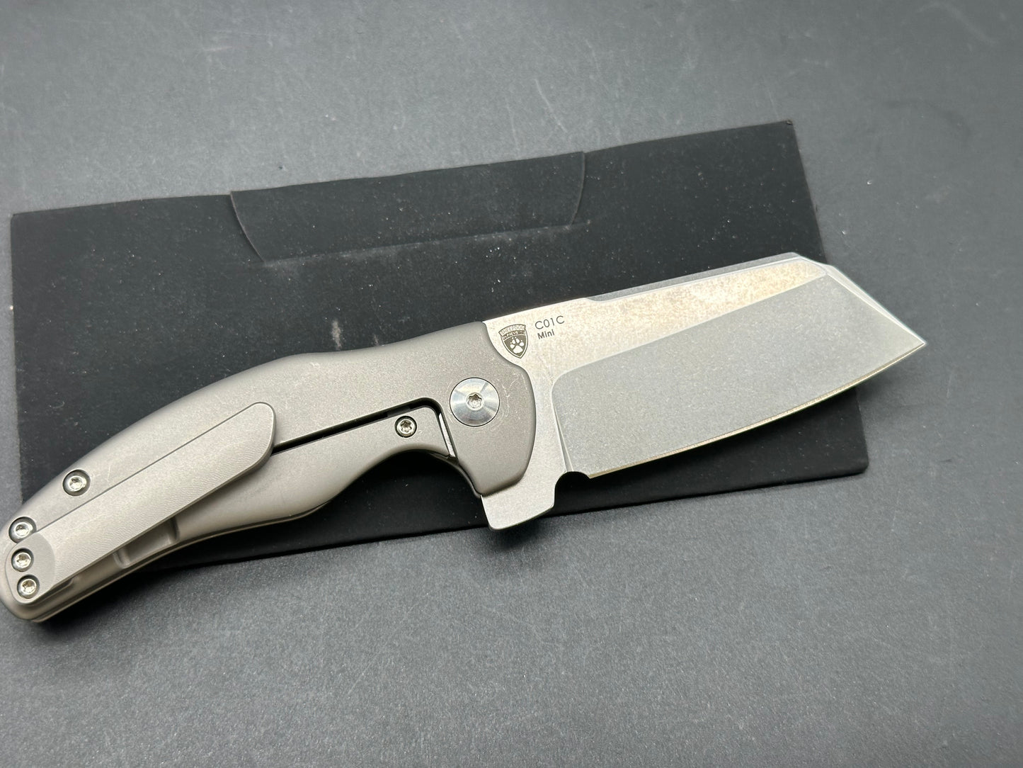 KIZER MINI SHEEPDOG FLIPPER KNIFE GRAY TITANIUM HANDLE PLAIN S35VN