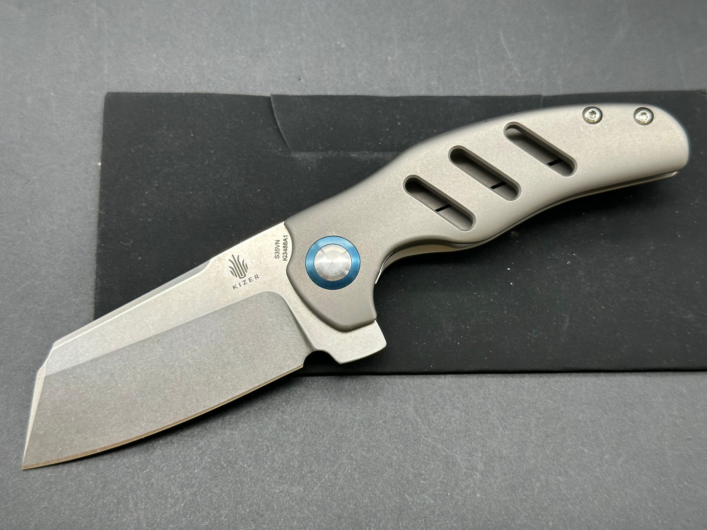 KIZER MINI SHEEPDOG FLIPPER KNIFE GRAY TITANIUM HANDLE PLAIN S35VN