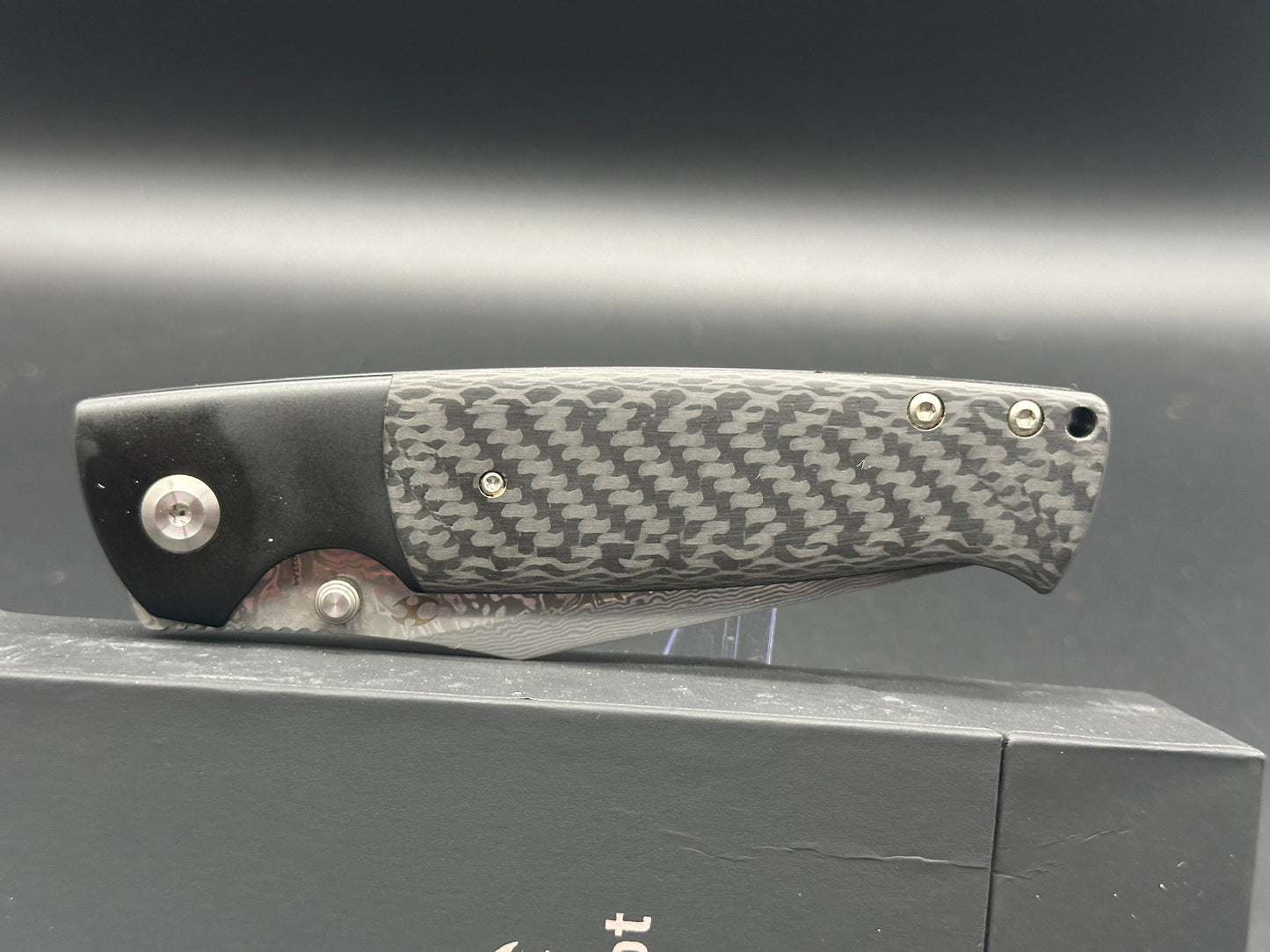 KANSEPT SHIKARI BLACK TITANIUM/TWILL CARBON FIBER INLAY DAMASCUS PLAIN EDGE