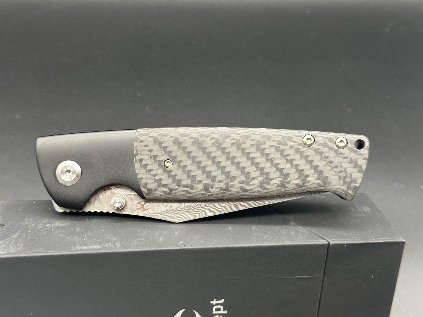 KANSEPT SHIKARI BLACK TITANIUM/TWILL CARBON FIBER INLAY DAMASCUS PLAIN EDGE