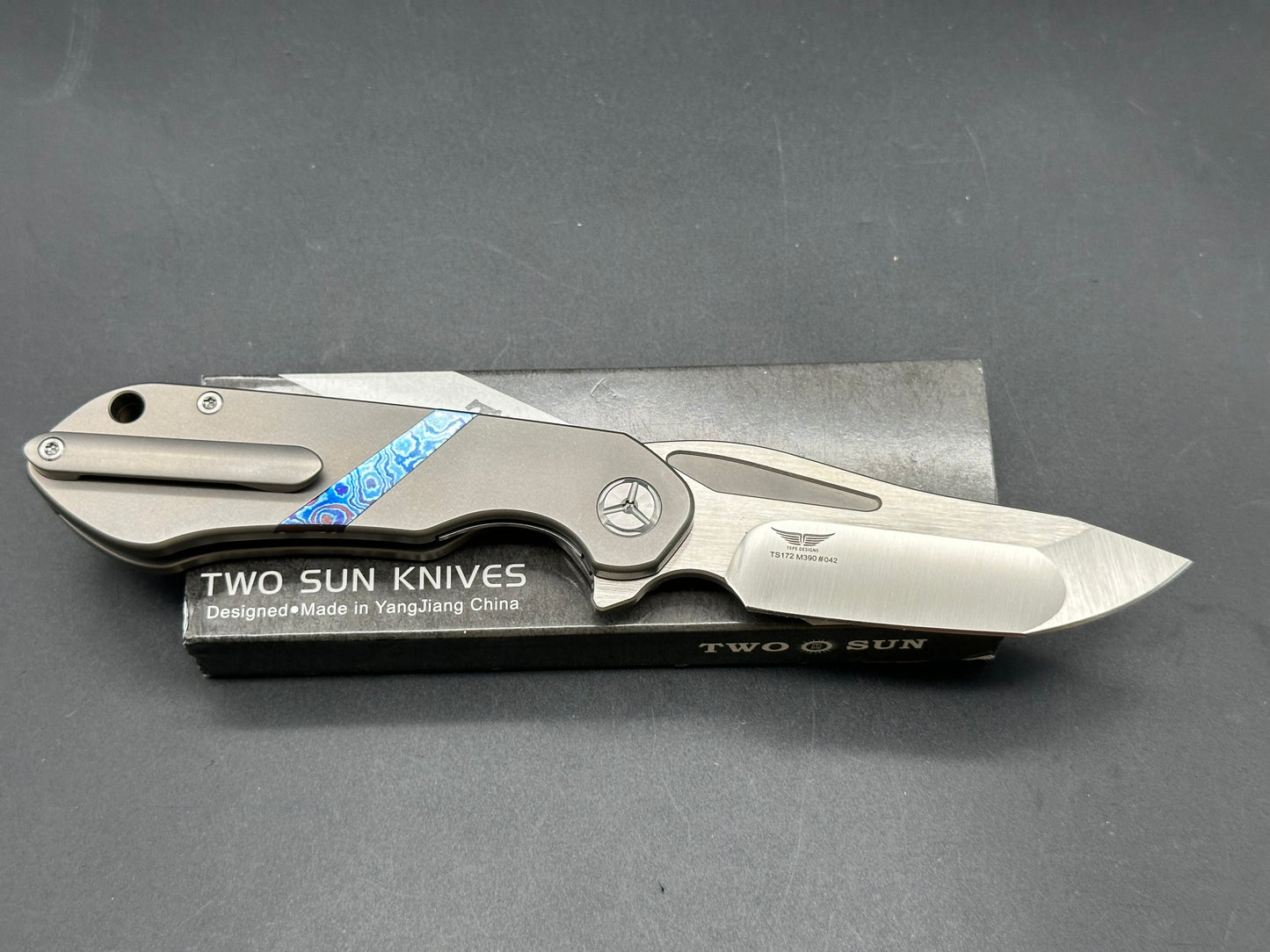 TWOSUN  TITANIUM/TIMASCUS HANDLE M390 PLAIN EDGE TS172-M390-TIMASCUS