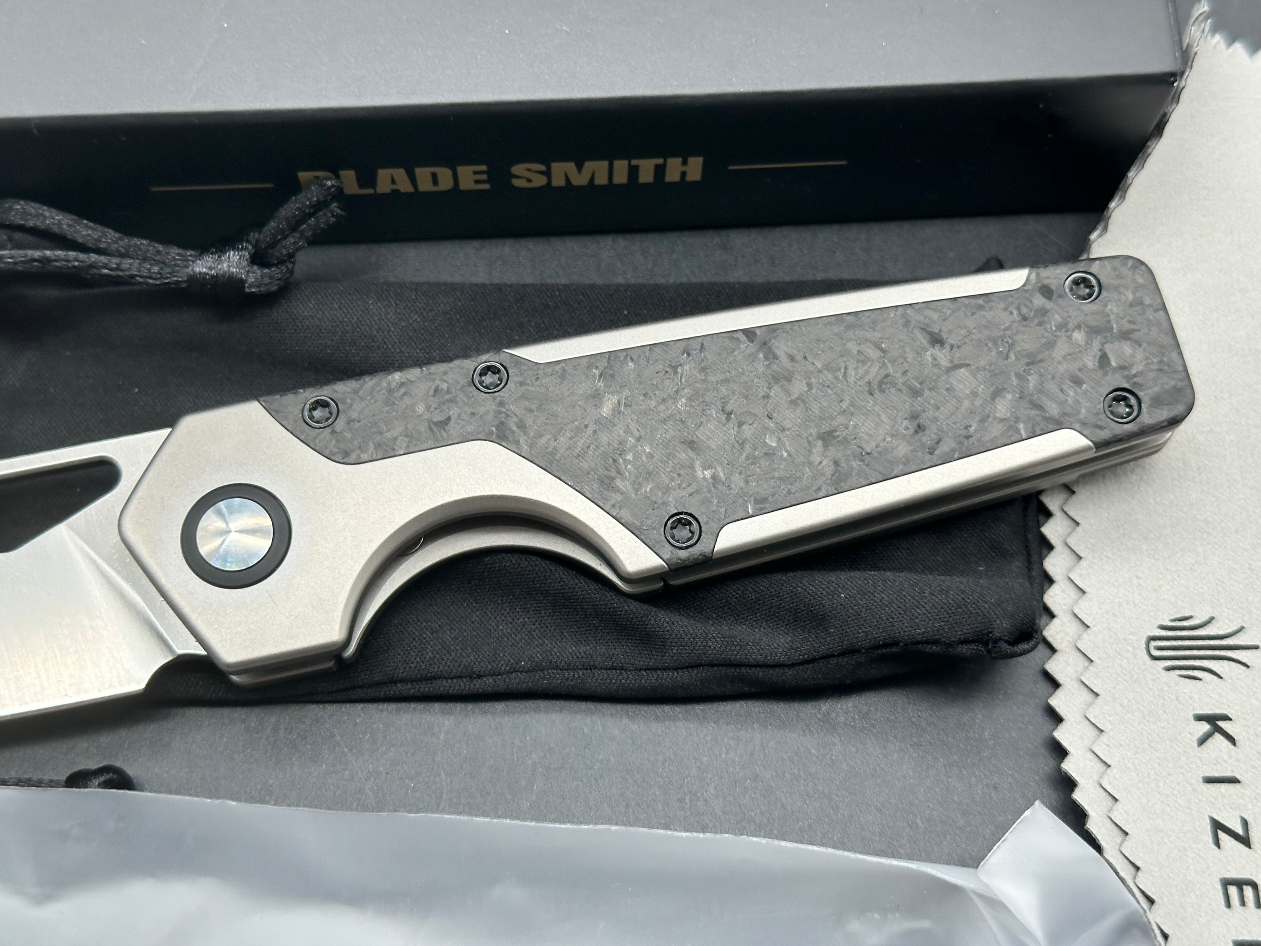 KIZER SERPENTINE FOLDING KNIFE SILVER/BLACK TITANIUM/CARBON FIBER HANDLE ELMAX BLADE