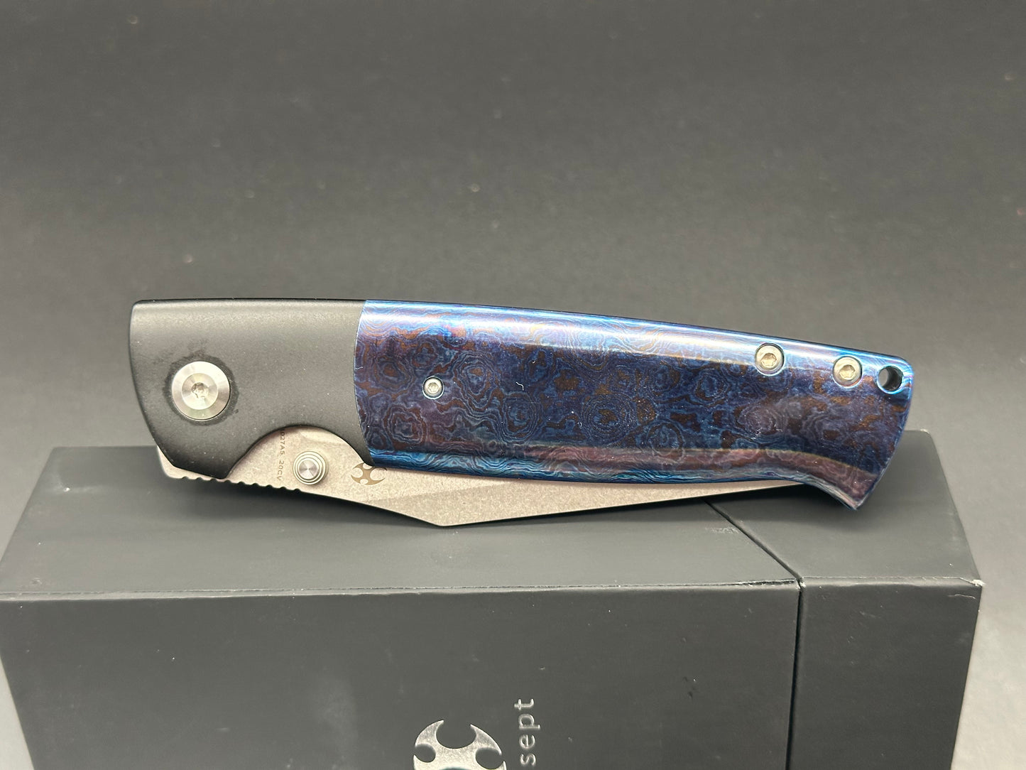 KANSEPT SHIKARI BLACK TITANIUM/TIMASCUS HANDLE 20CV PLAIN EDGE K1027A5