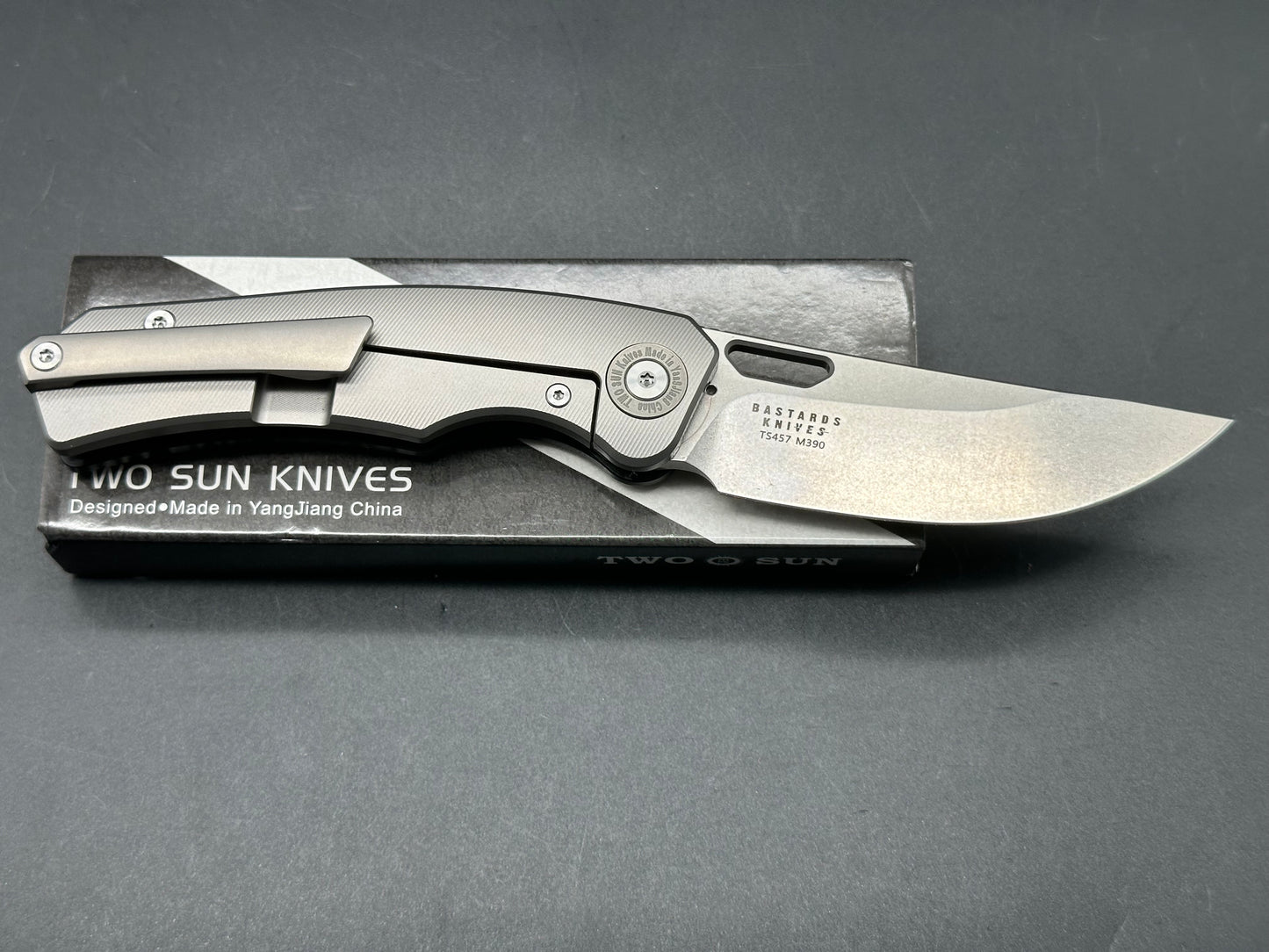 TWOSUN  TS457 BLACK CARBON FIBER/TITANIUM HANDLE M390 PLAIN EDGE