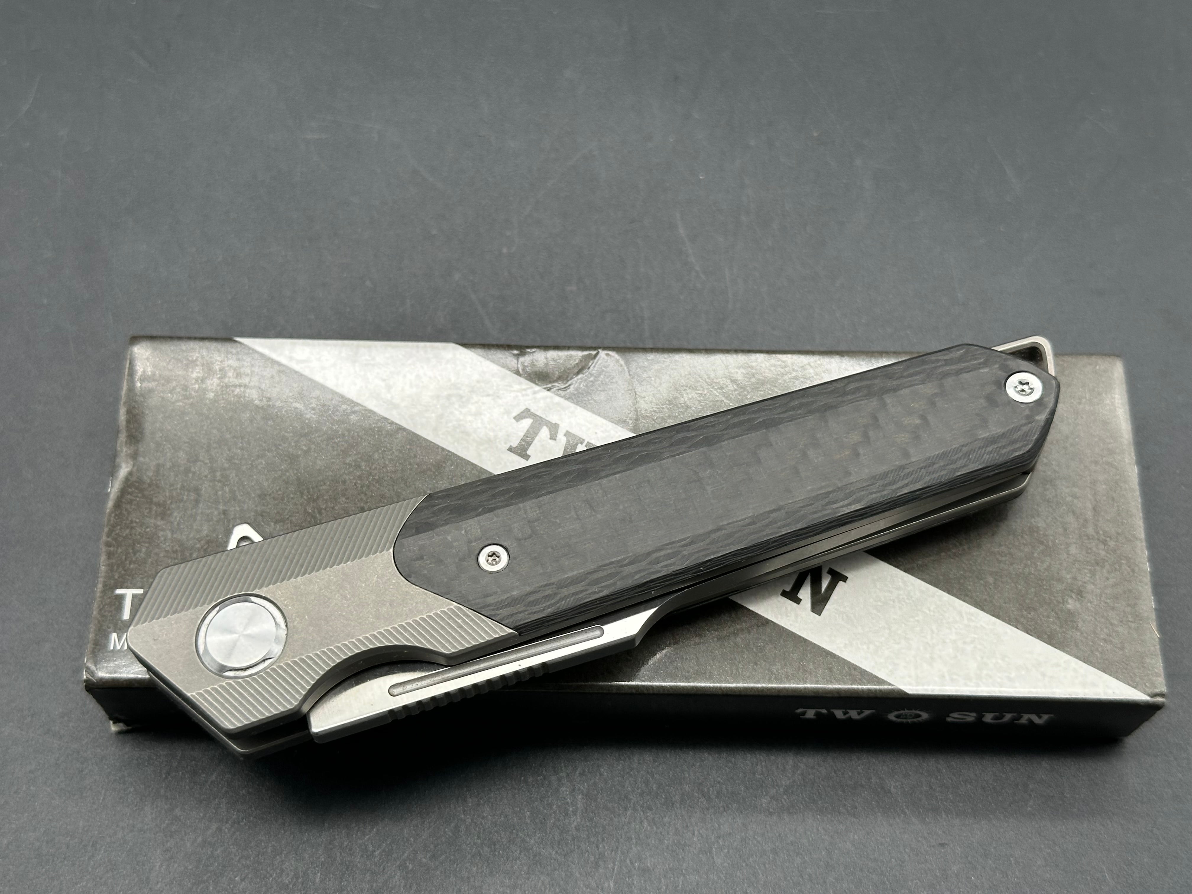 TWOSUN POCKET KNIFE BLACK CARBON FIBER/TITANIUM HANDLE D2 PLAIN EDGE TS290-D2