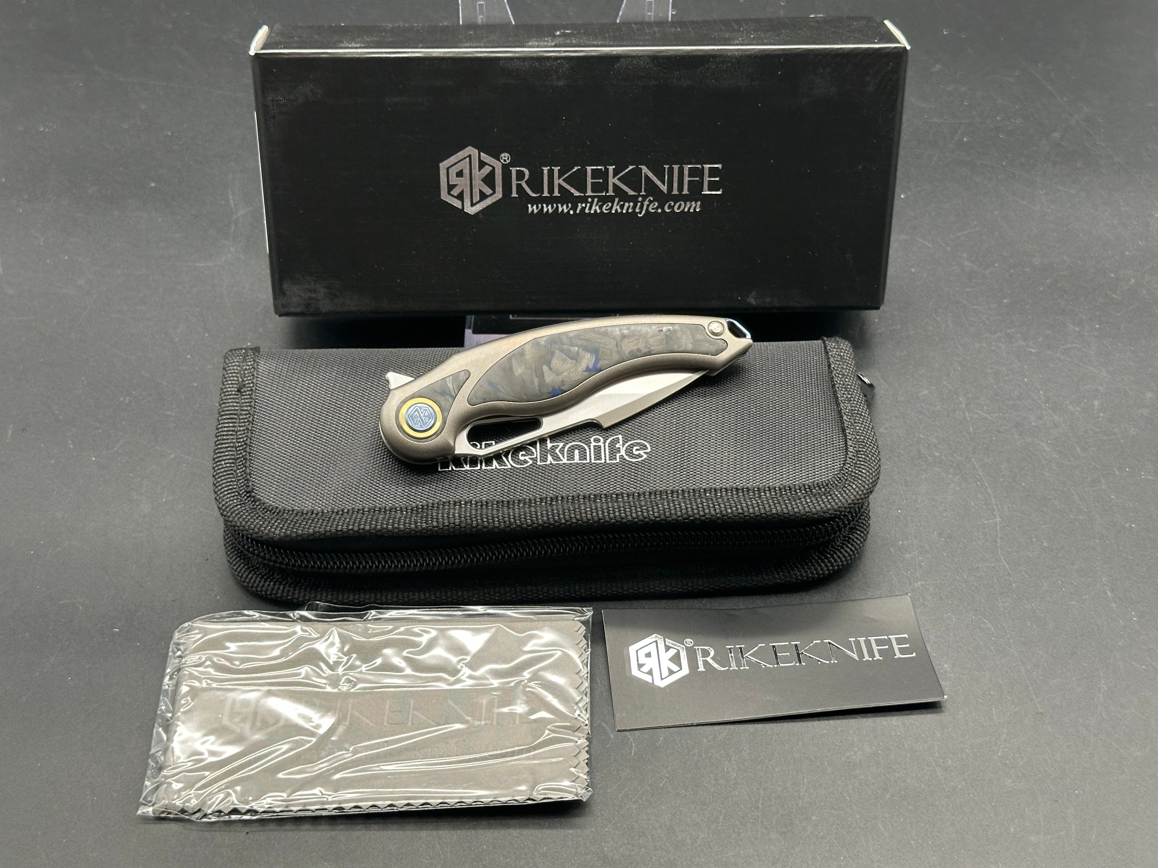 Rike Knives Unicorn, M390 blade, black/blue carbon fiber handle