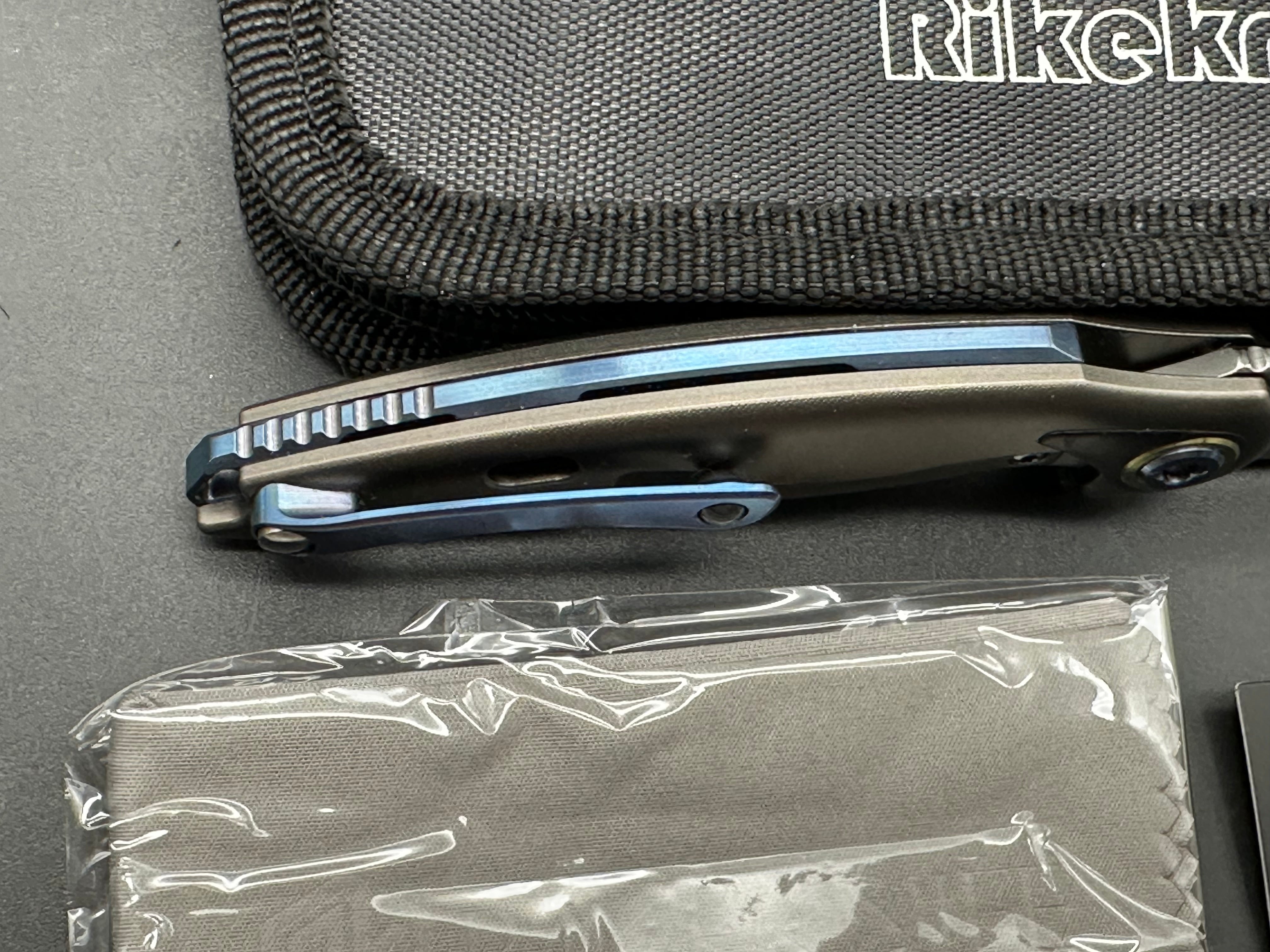 Rike Knives Unicorn, M390 blade, black/blue carbon fiber handle