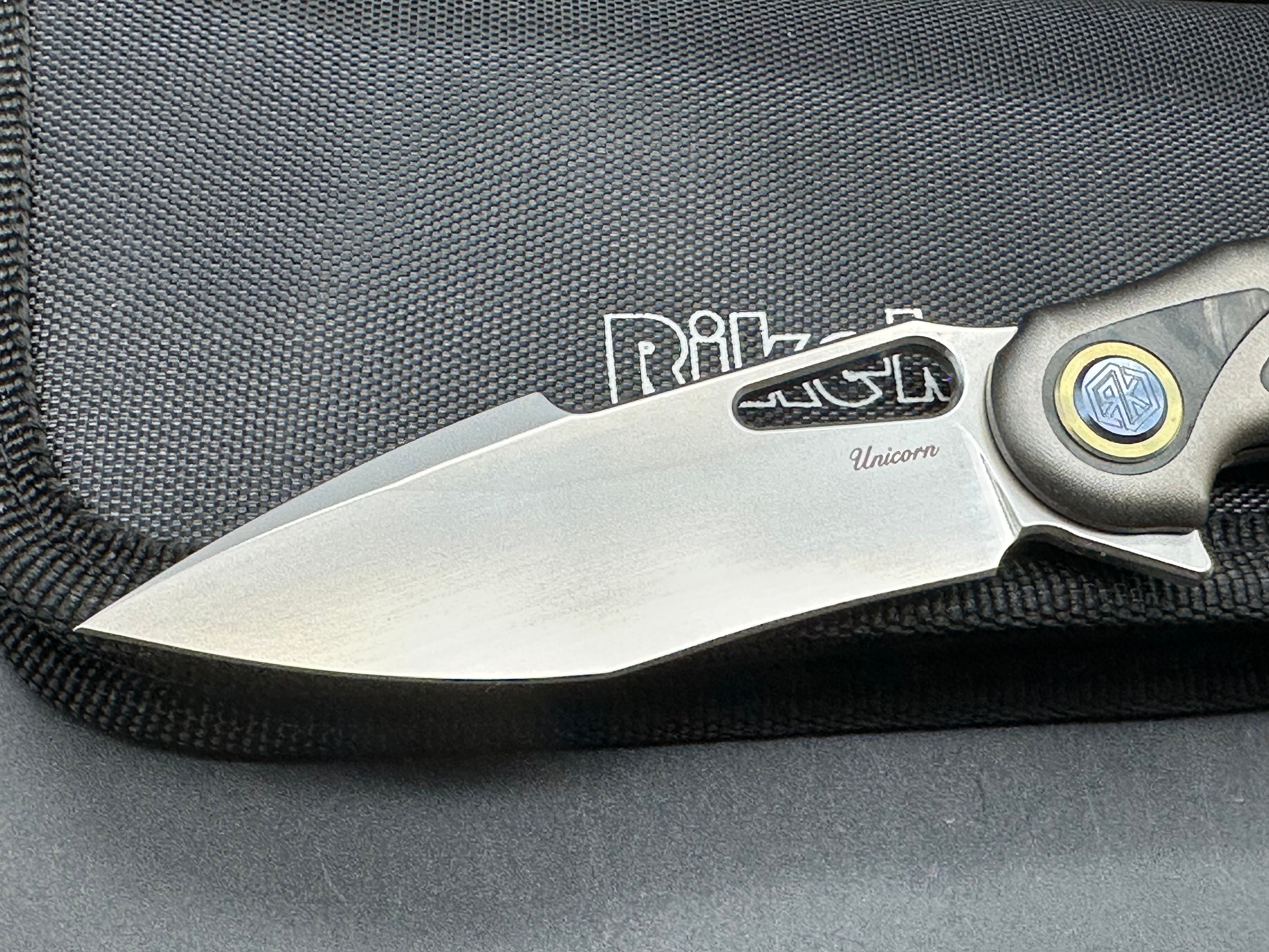 Rike Knives Unicorn, M390 blade, black/blue carbon fiber handle