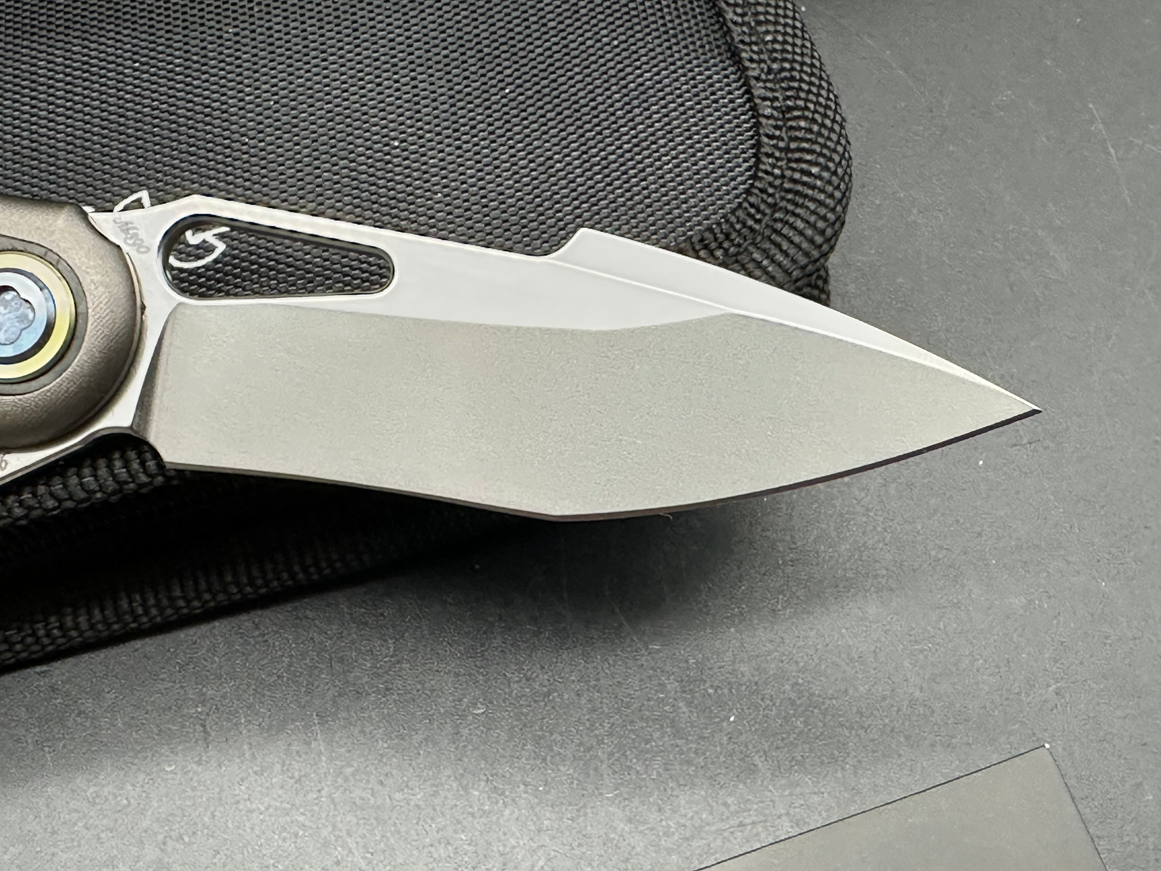 Rike Knives Unicorn, M390 blade, black/blue carbon fiber handle