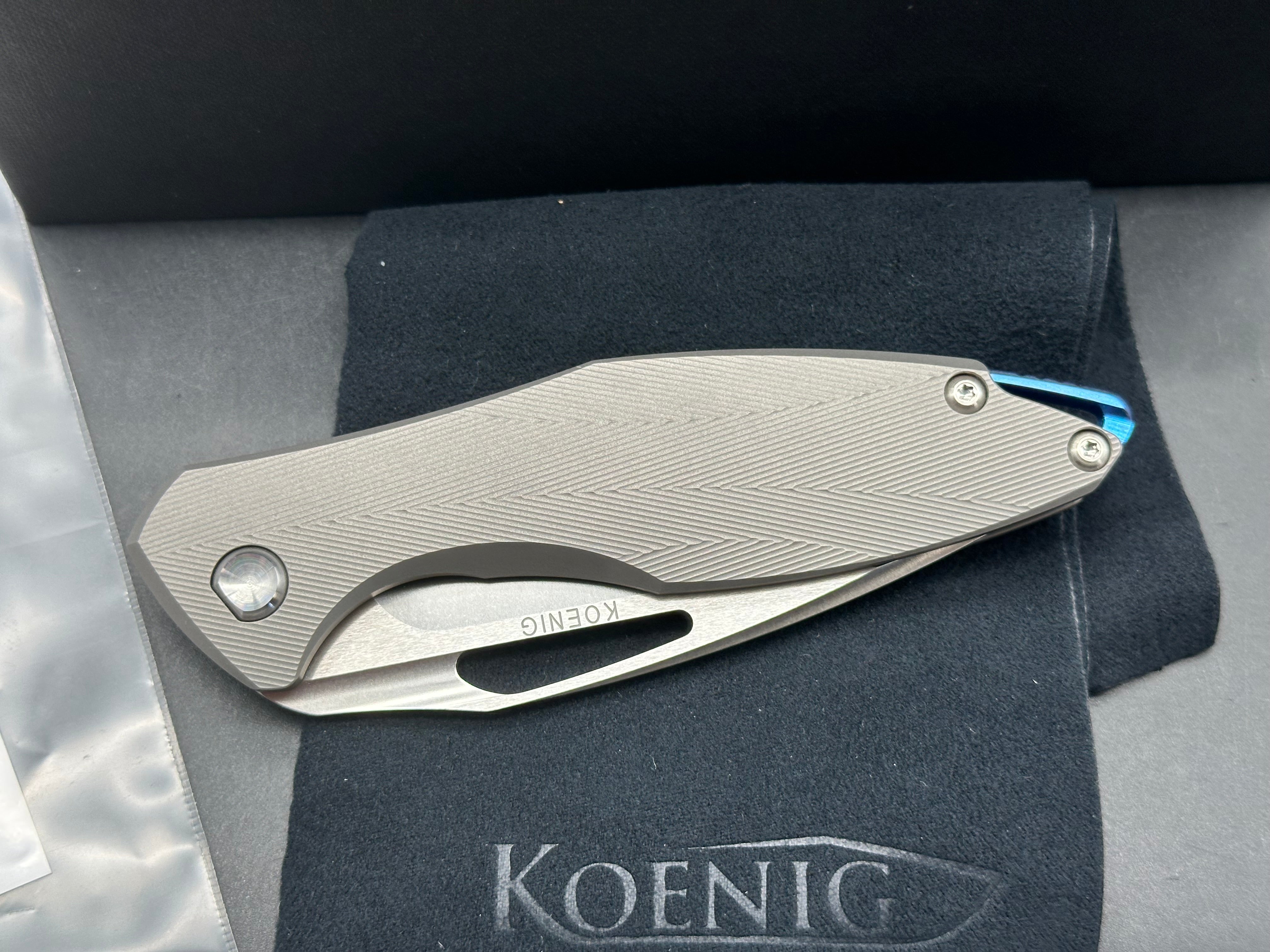 Koenig Arius Non-Flipper M390 Brightwashed Blade w/Satin Flats, Bead Blasted Pattern Ti Handles