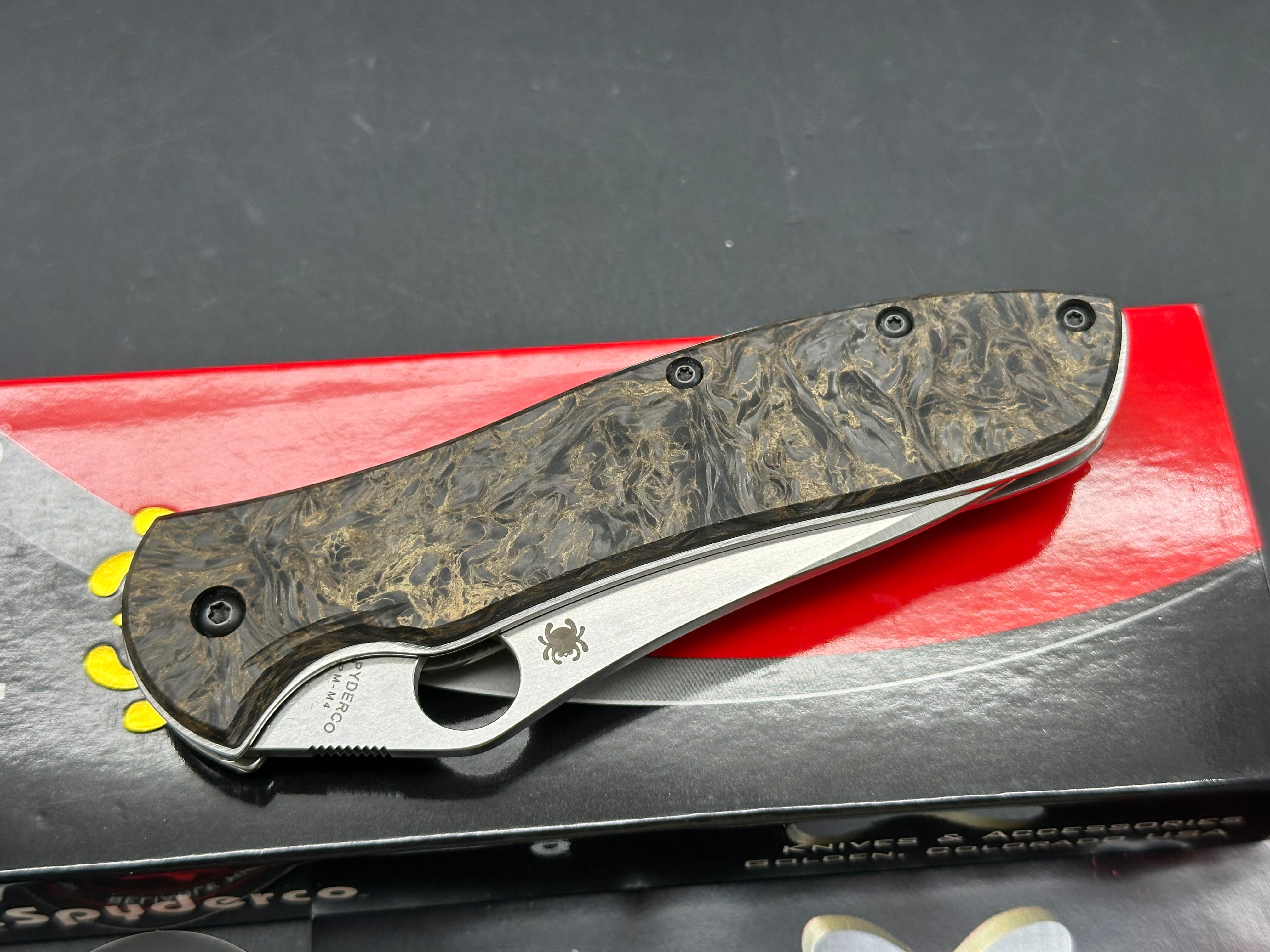 Spyderco Gail Bradley 2, gold dark matter scales Plus original scales