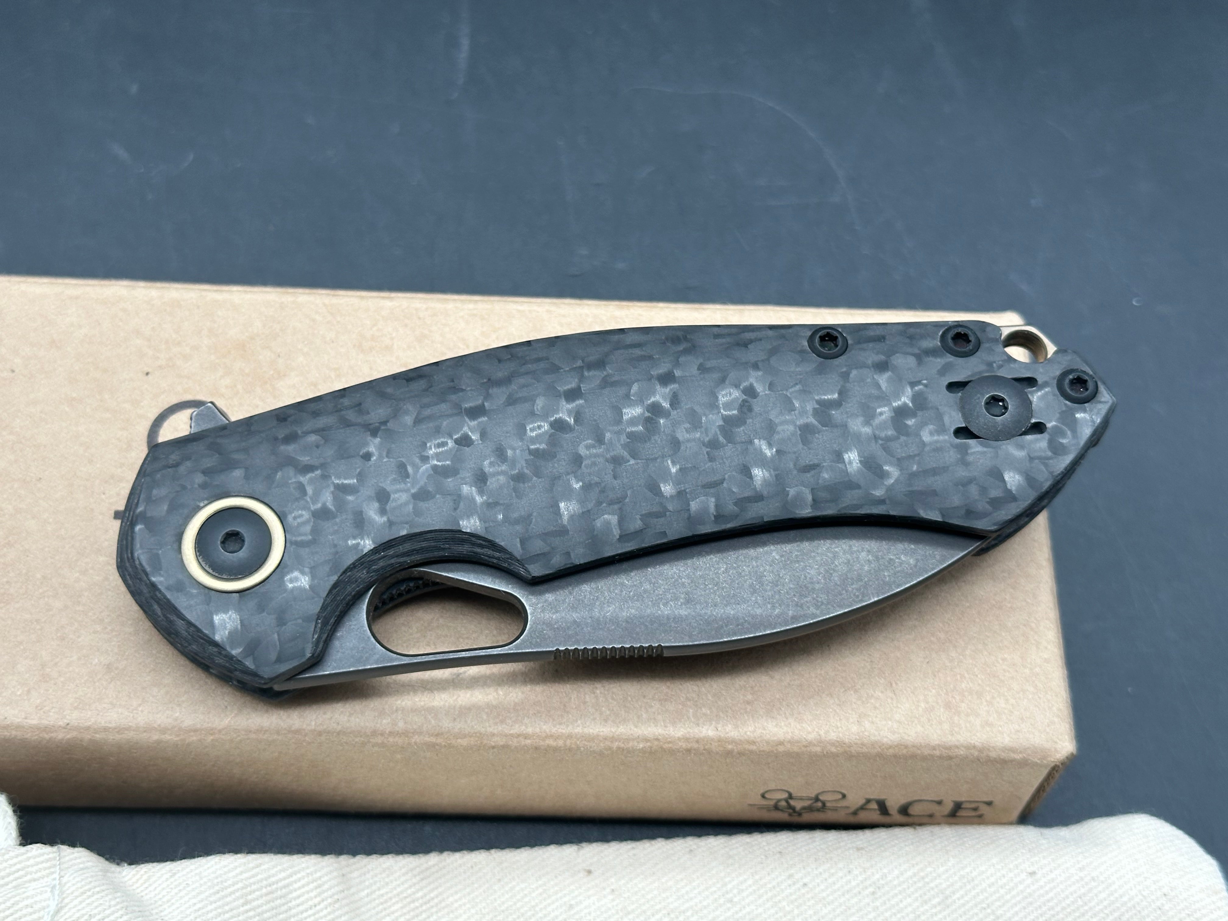 Ace Biblio XL Lynch Northwest Exclusive, Blackwashed CPM-Magnacut PVD Blade, Contoured Carbon Fiber Handles