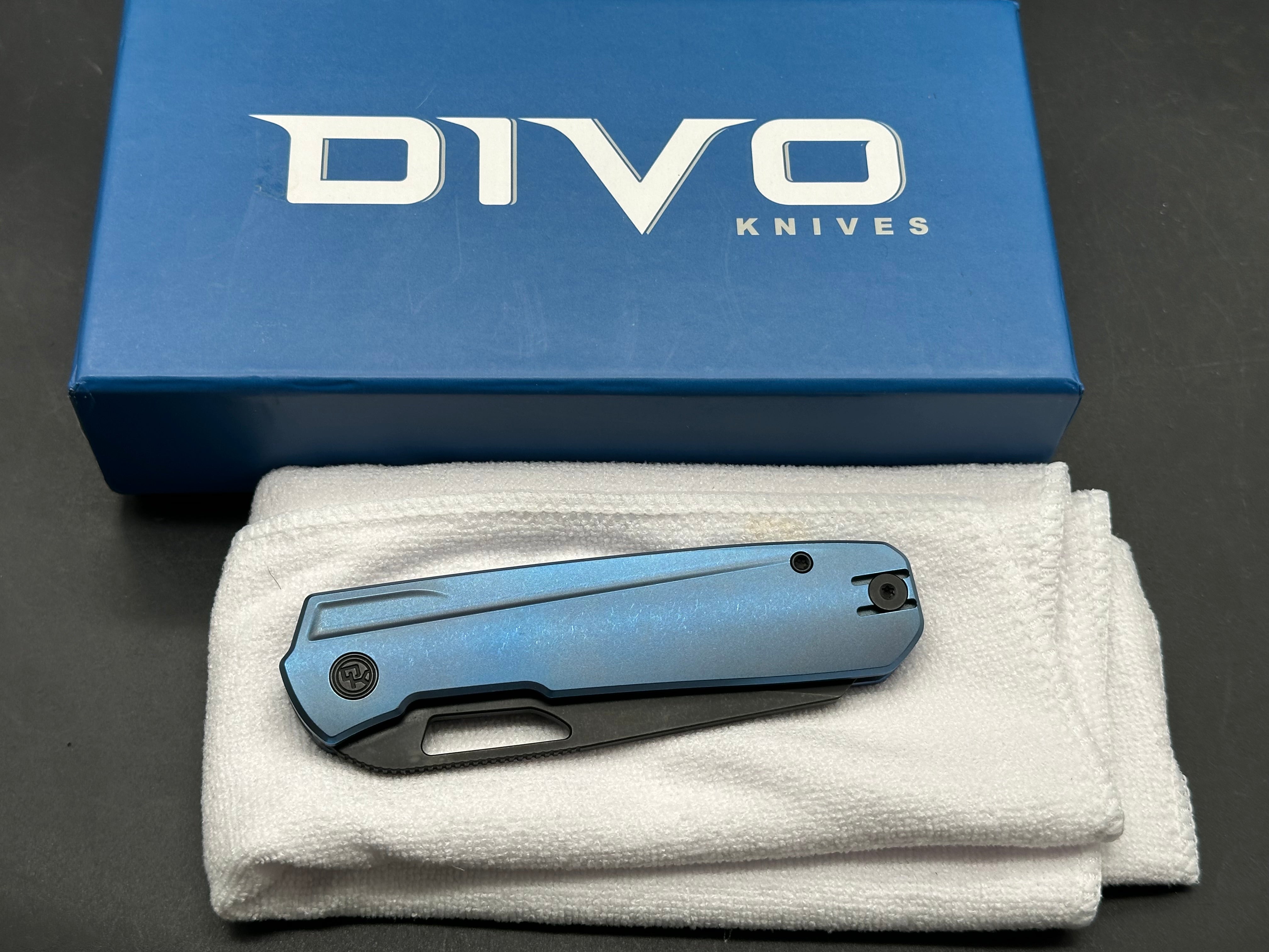 Divo Mash: 3.5 inch blackwashed 154CM blade. Blue anodized titanium frame. No clip
